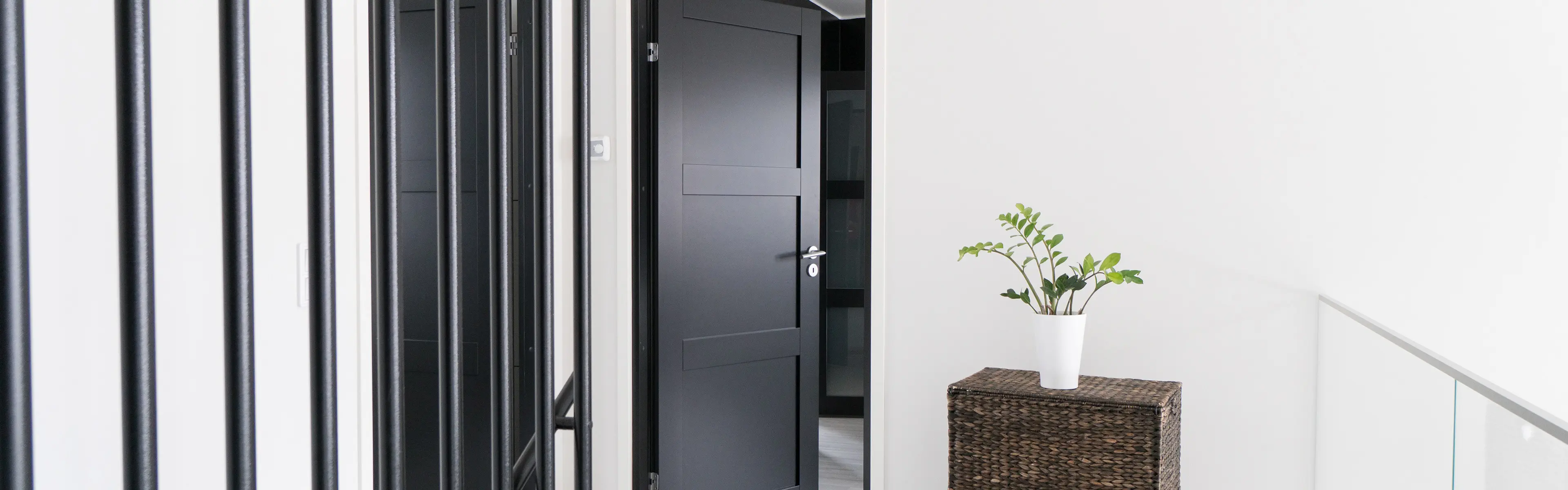 Svart innerdør i kontrast mot hvite vegger.