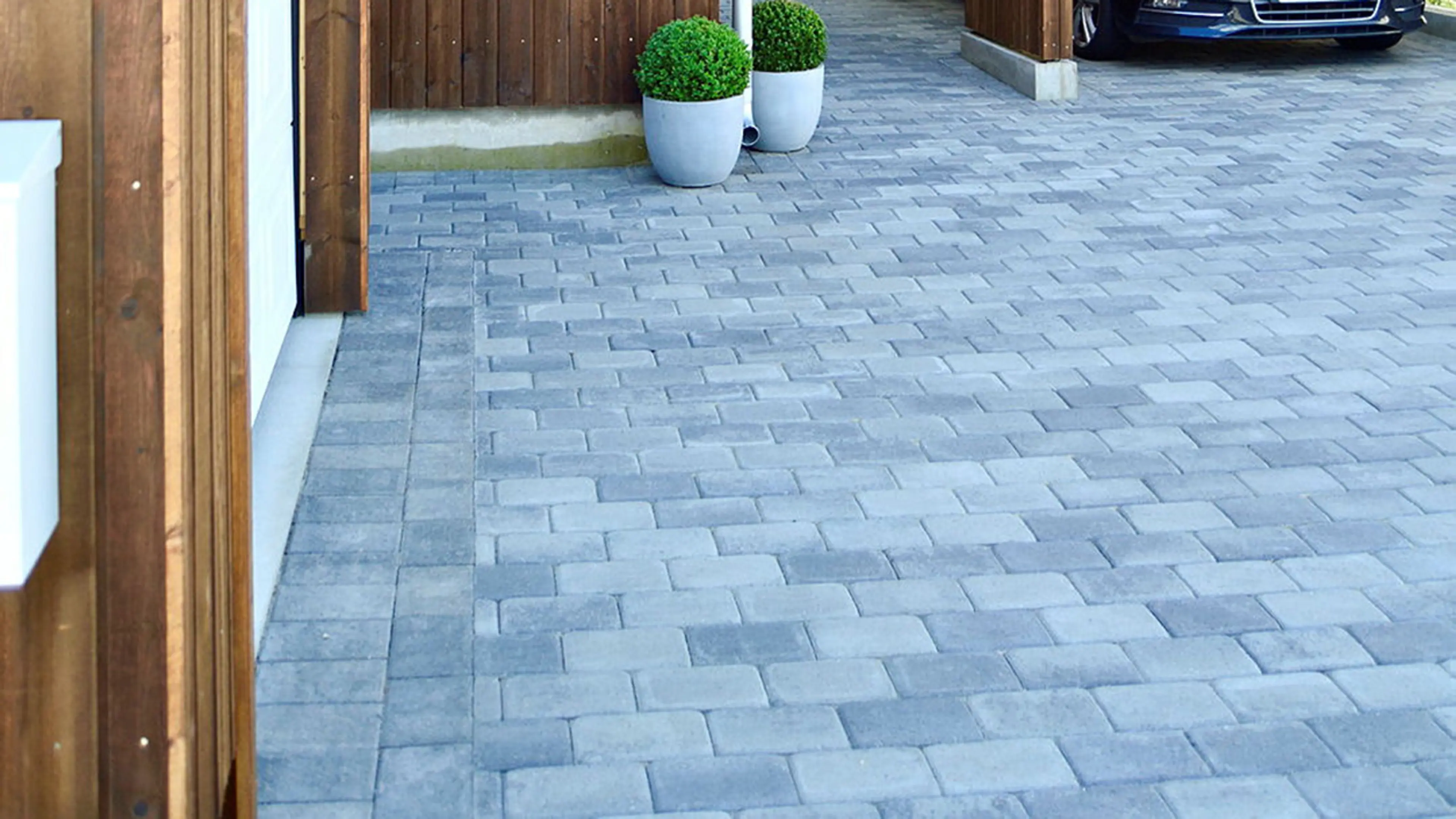 Aaltvedt Kongsgård belegningsstein i oppkjørsel.