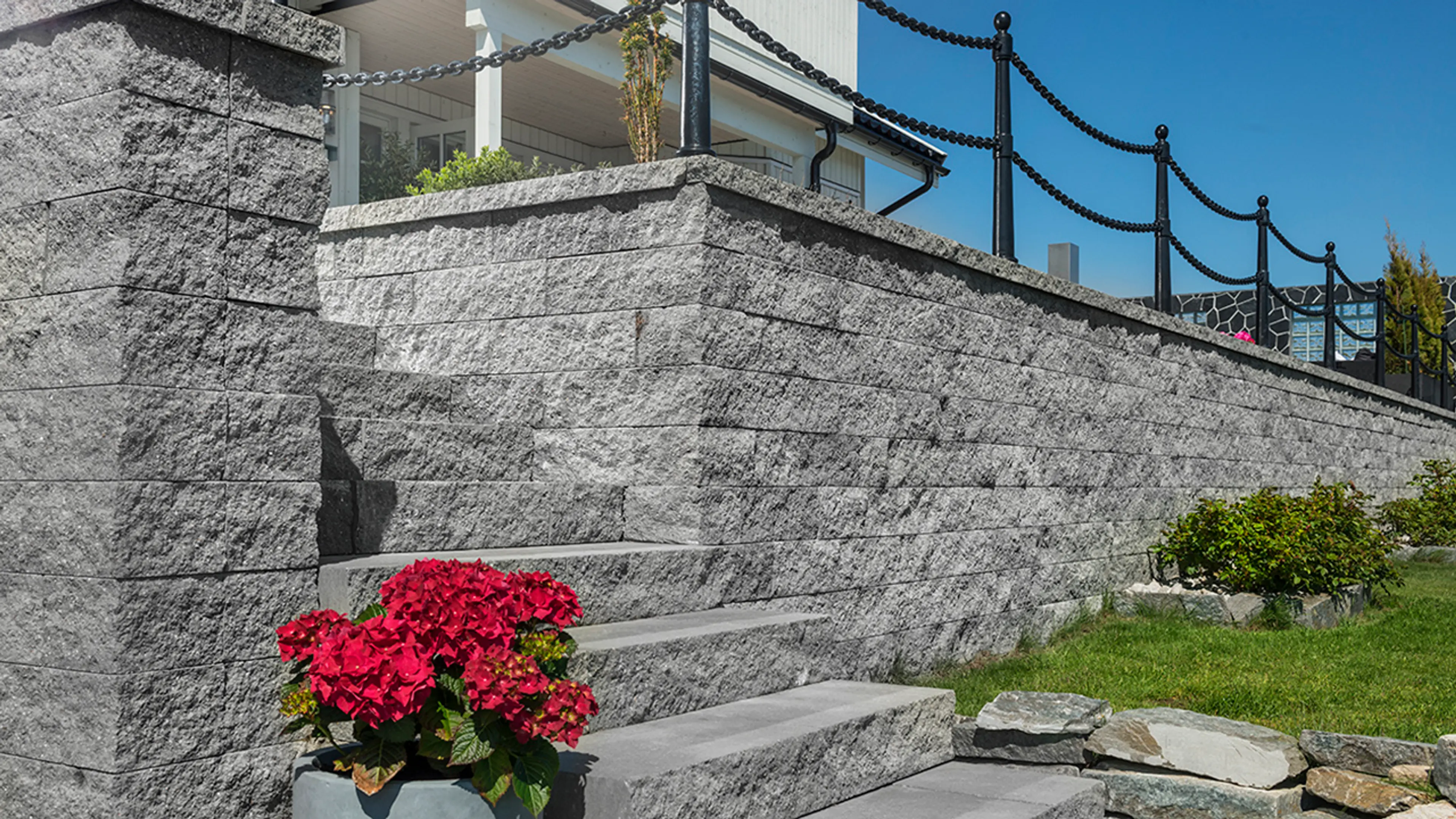 Multiblokk forskalingsblokk med splitt på mur med trapp.