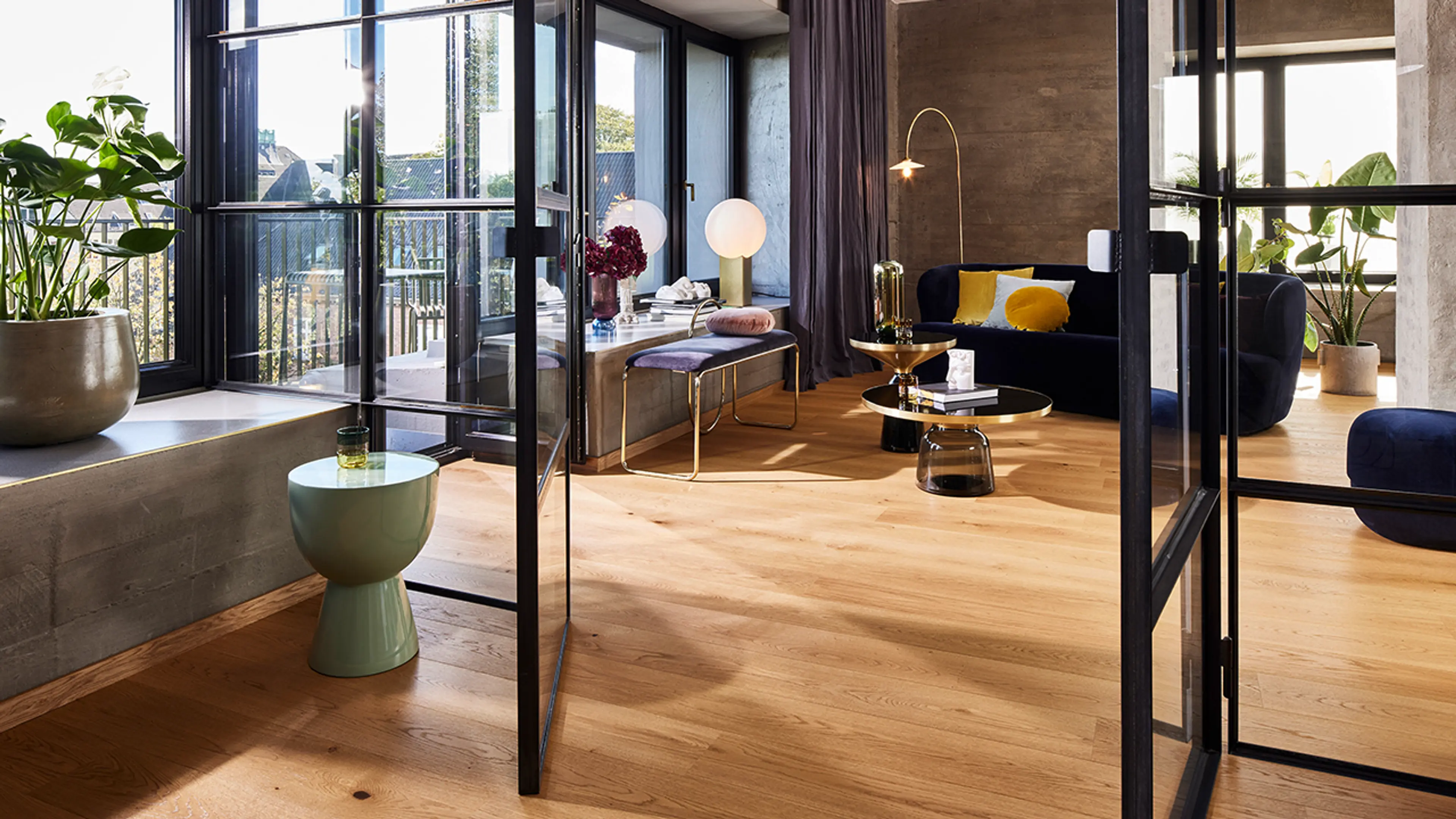 1-stavparkett i eik i stue med fargerike møbler.