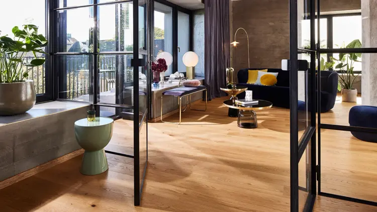 1-stavparkett i eik i stue med fargerike møbler.