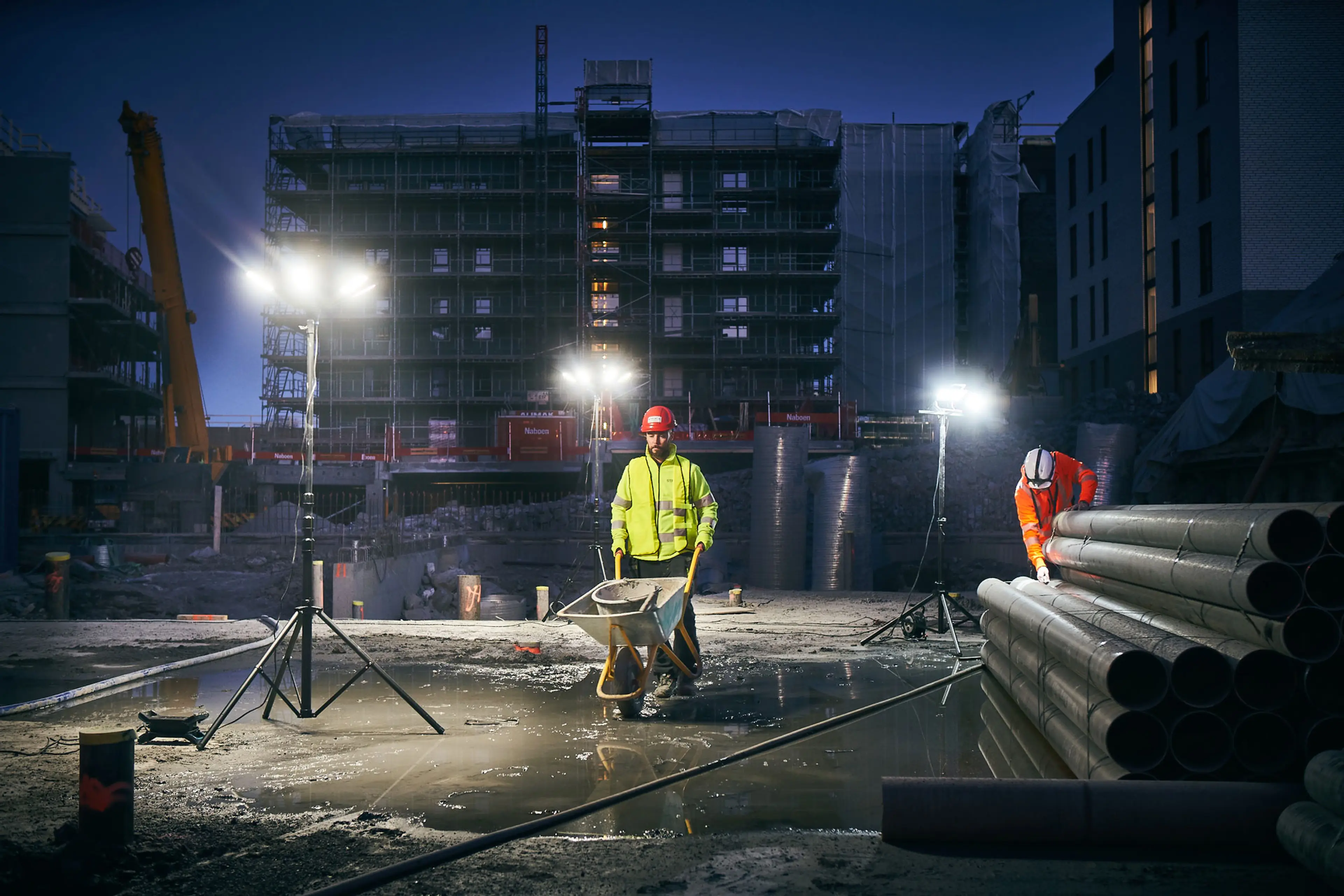 Arbeidslys LED på byggeplass.