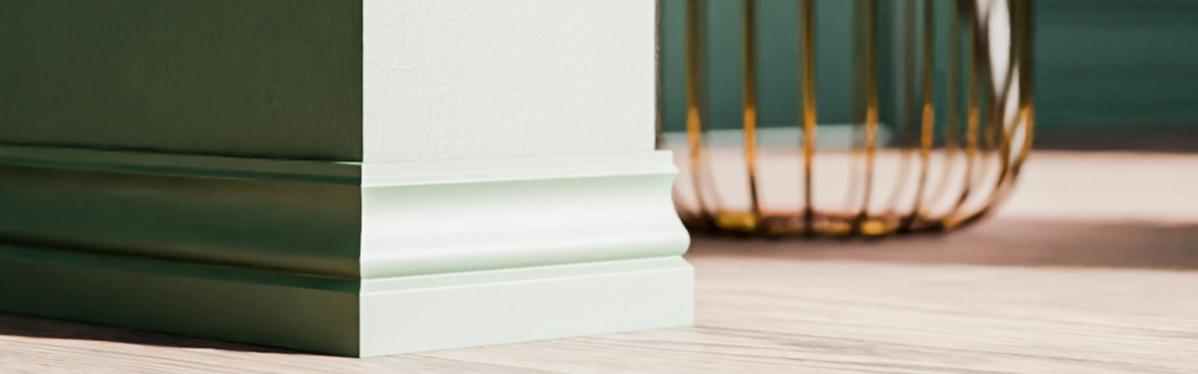 Grønnmalte profilerte lister til tregulv.