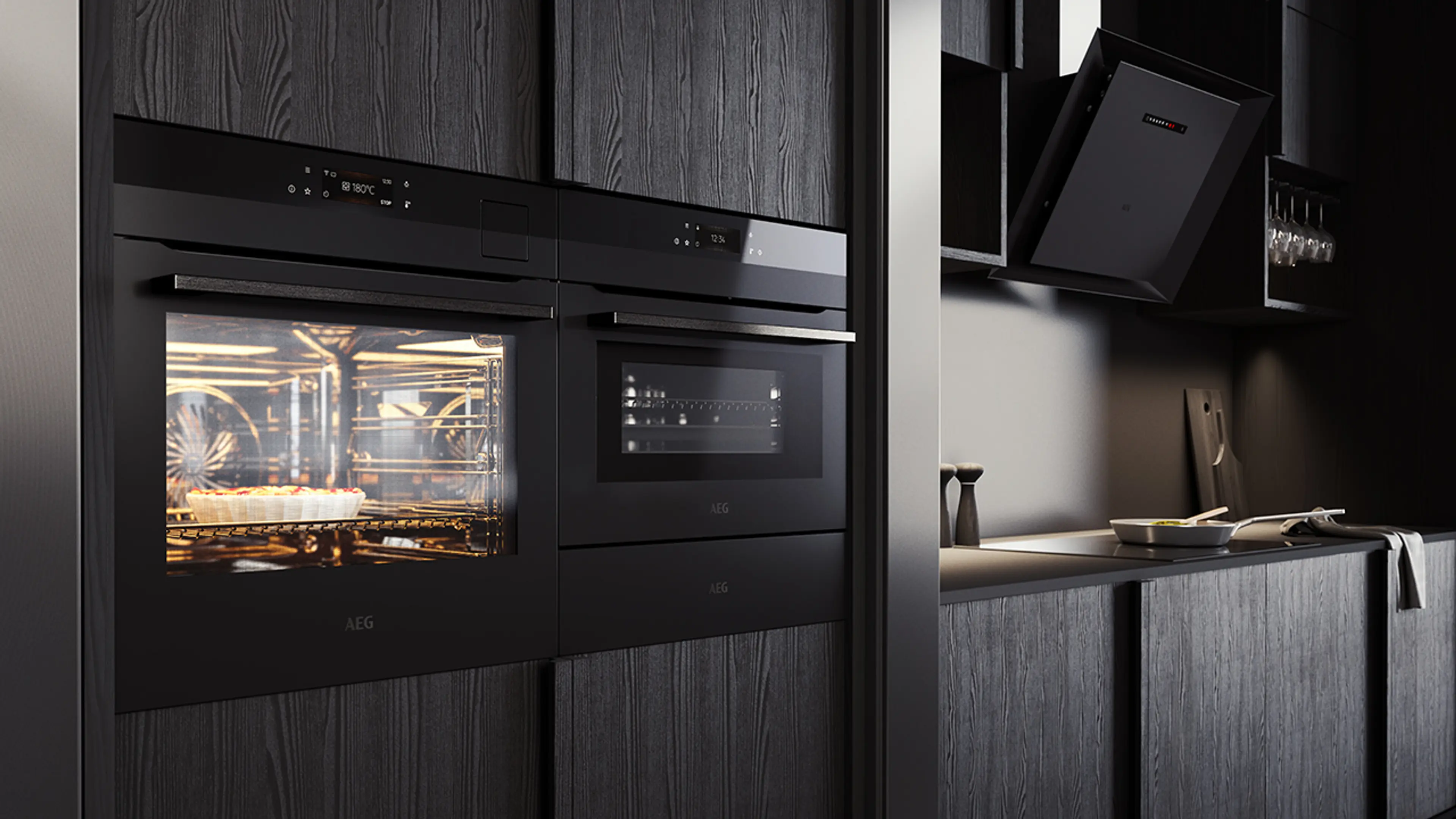 Svart kjøkken med høyskapsvegg med ovn med mikrofunksjon.