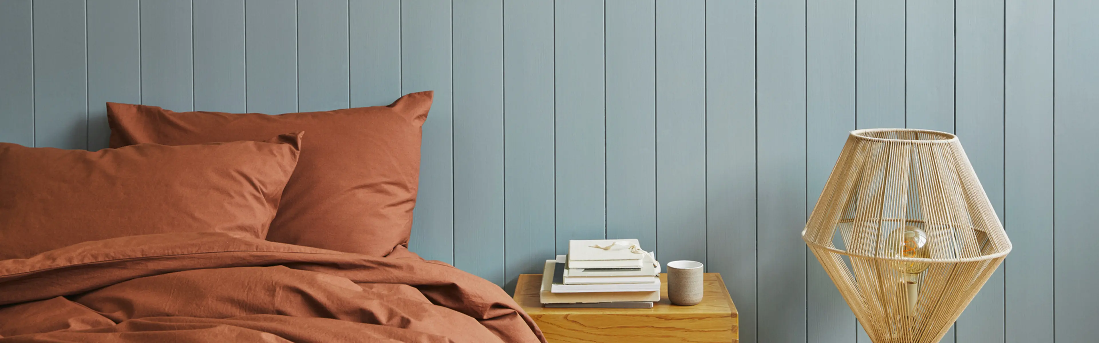 Blått soverom med blå sengegavl. Vegg i fargen JOTUN 7637 Exhale og sengegavl i fargen JOTUN 5490 Serene Blue, begge fra Jotun.