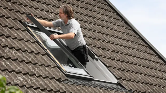 Person som monterer utvendig solskjerming.