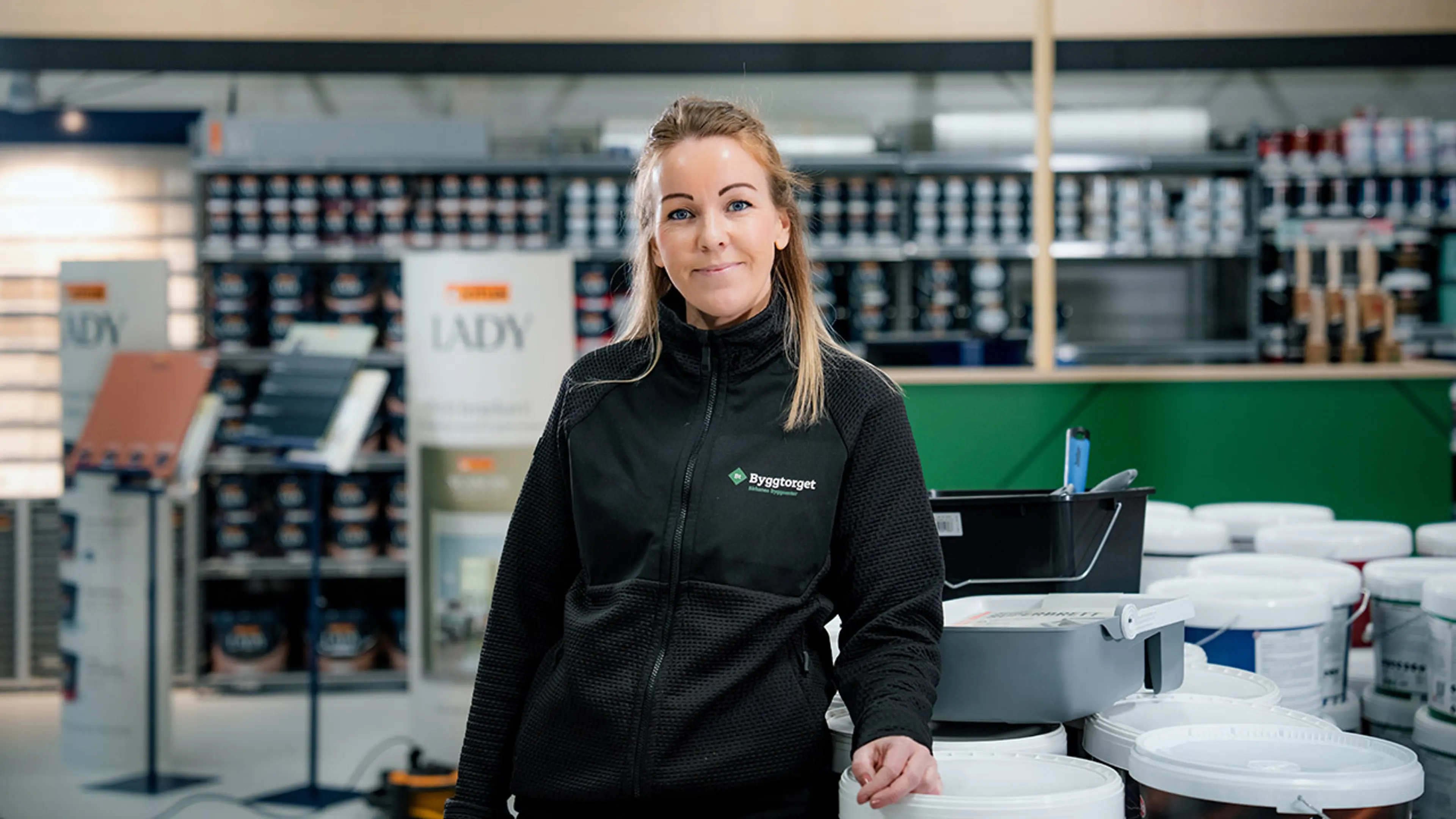 Byggtorget-ansatt i malingsavdelingen.