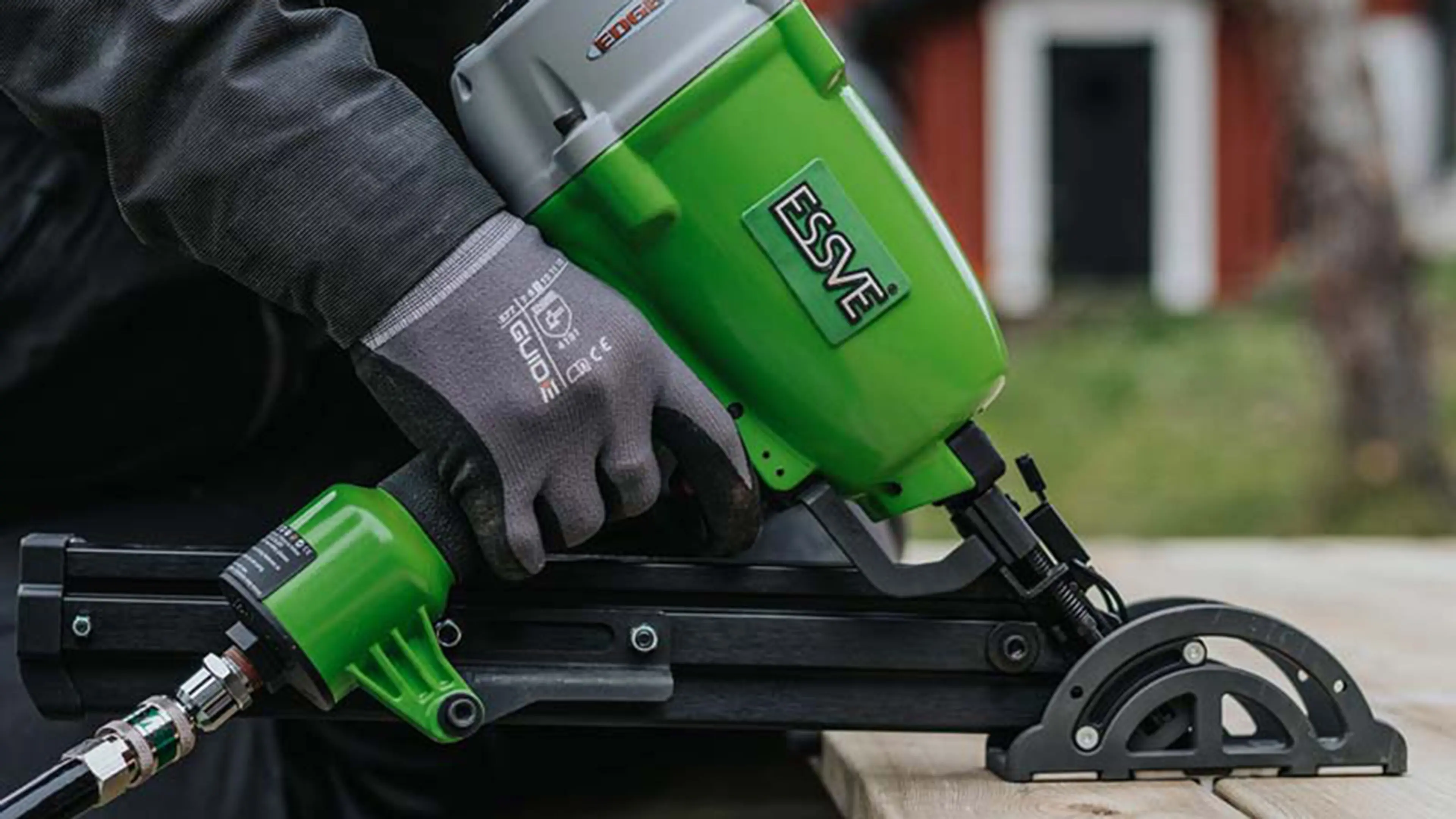 Edgefast Spikerpistol som brukes til å bygge terrasse.