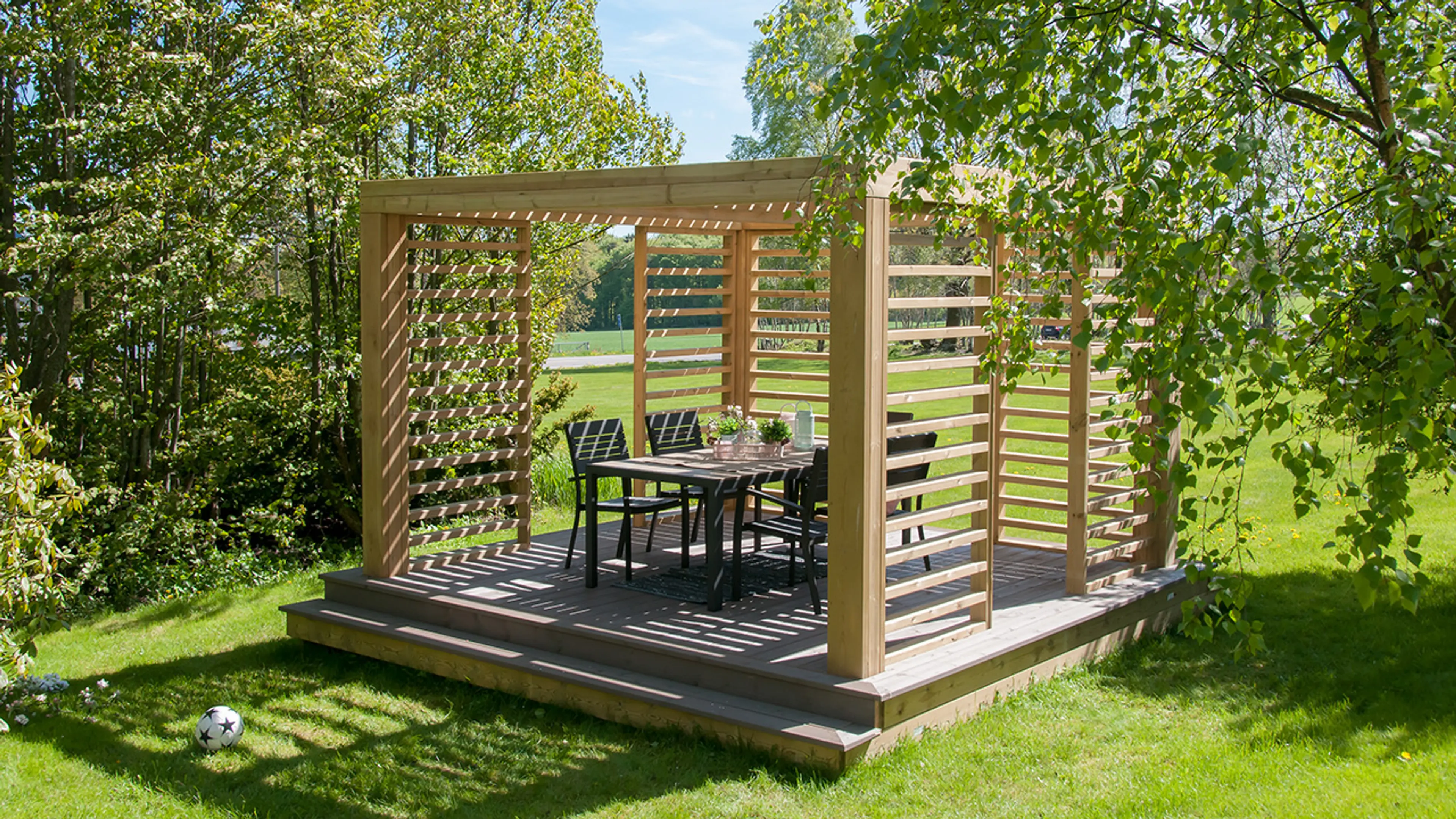 Frittstående pergola med takoverbygg