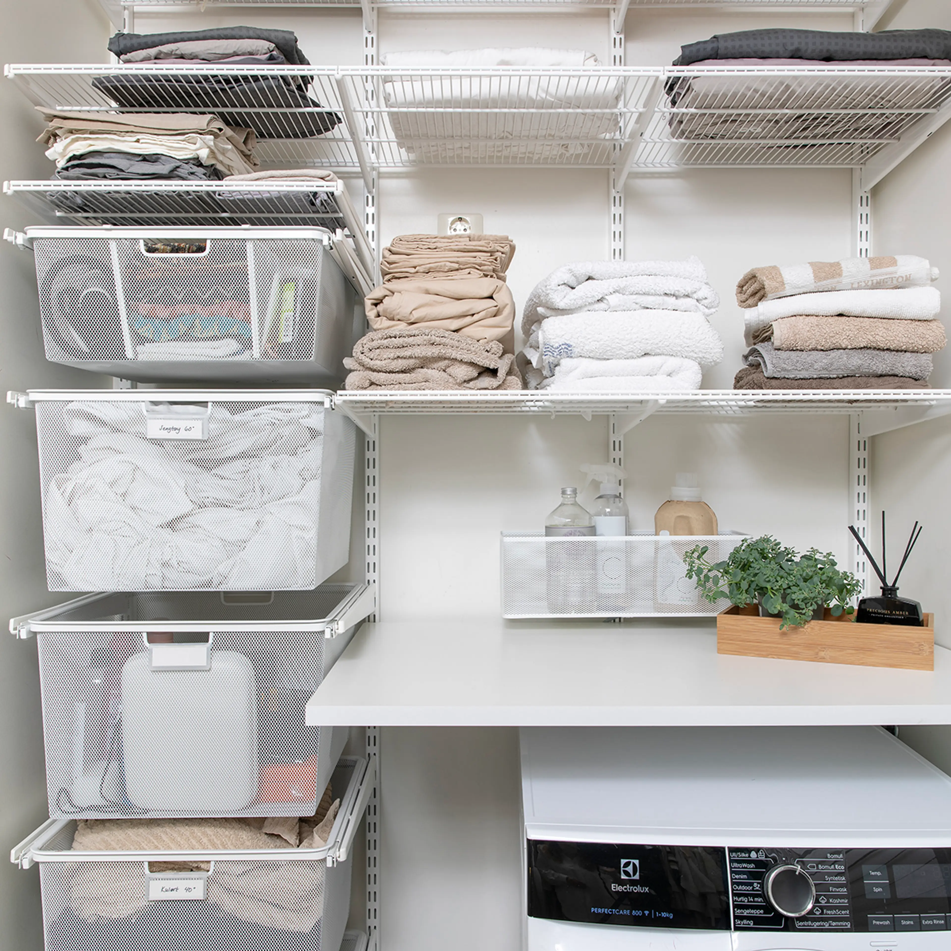 Lite vaskerom med oppbevaring på siden og over benkeplate