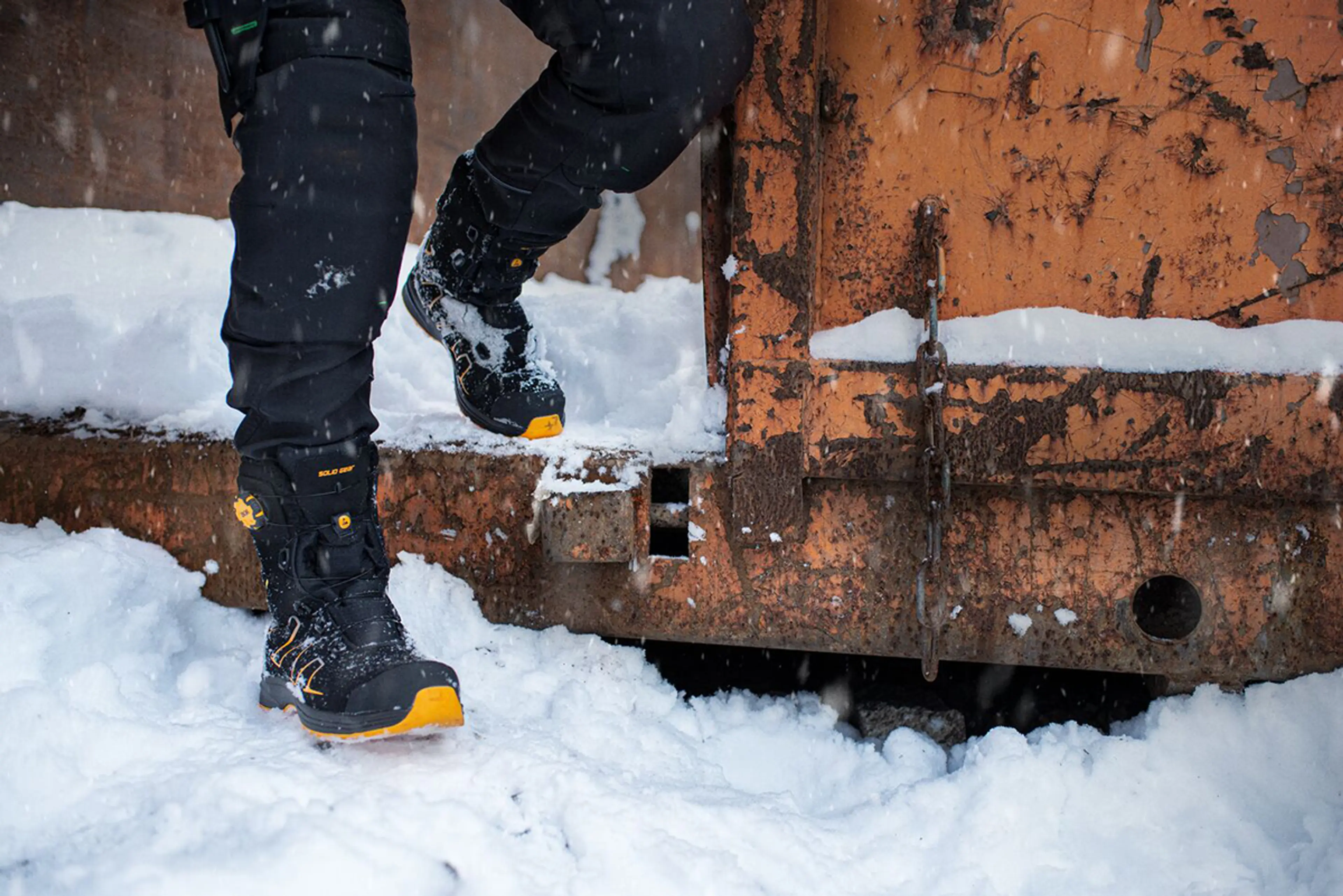 Mann tråkker i snø med vintersko