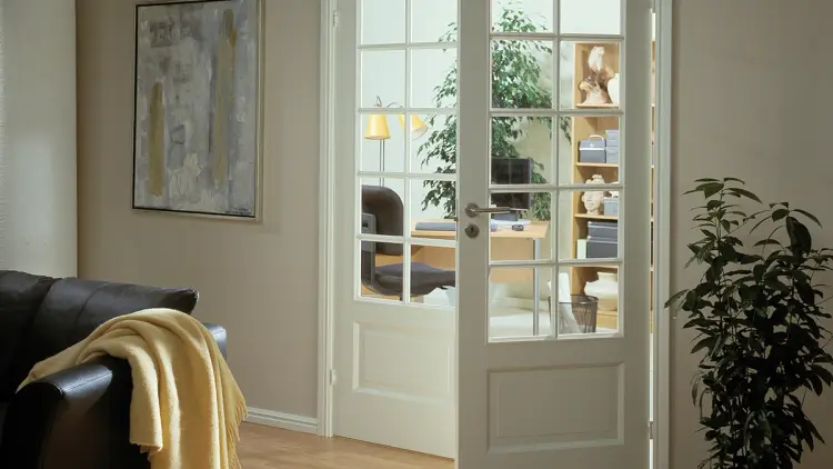 Lys stue med dobbel glassdør innendørs.