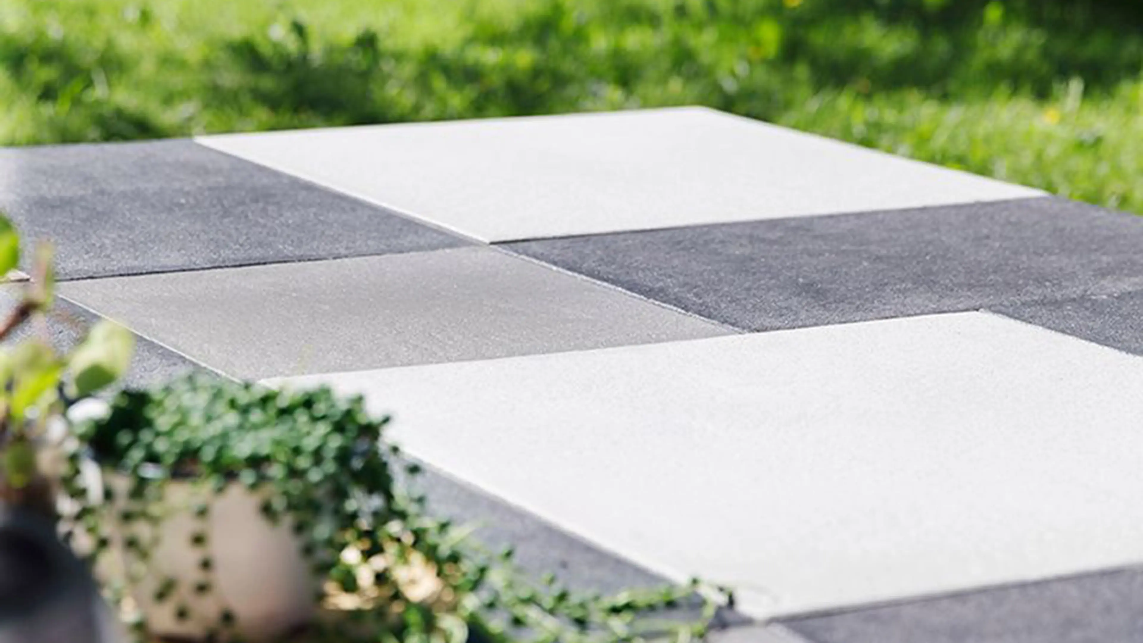 Steinheller ute lagt i sjakkmønster.