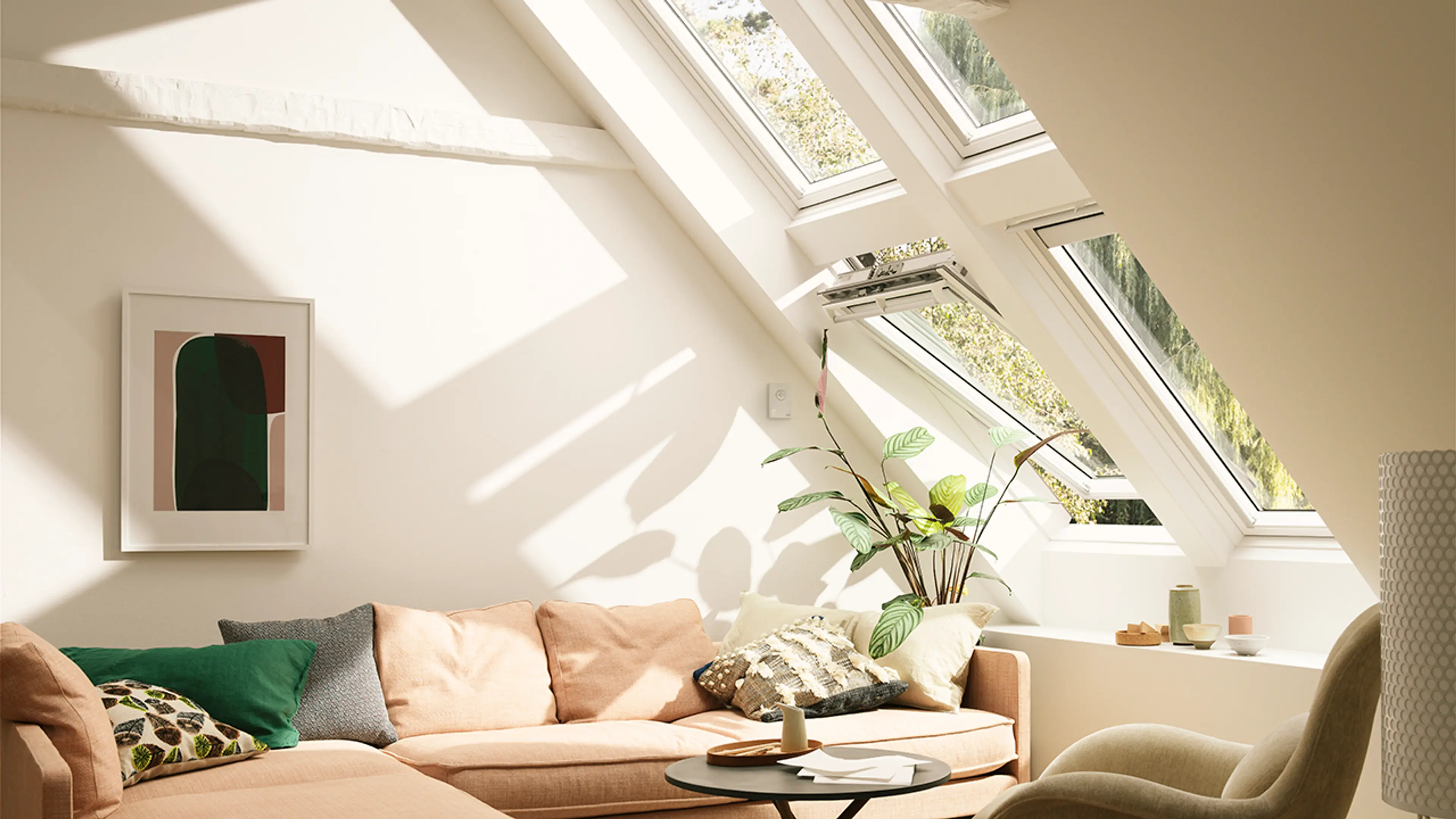 Velux takvindu i hvit stue.