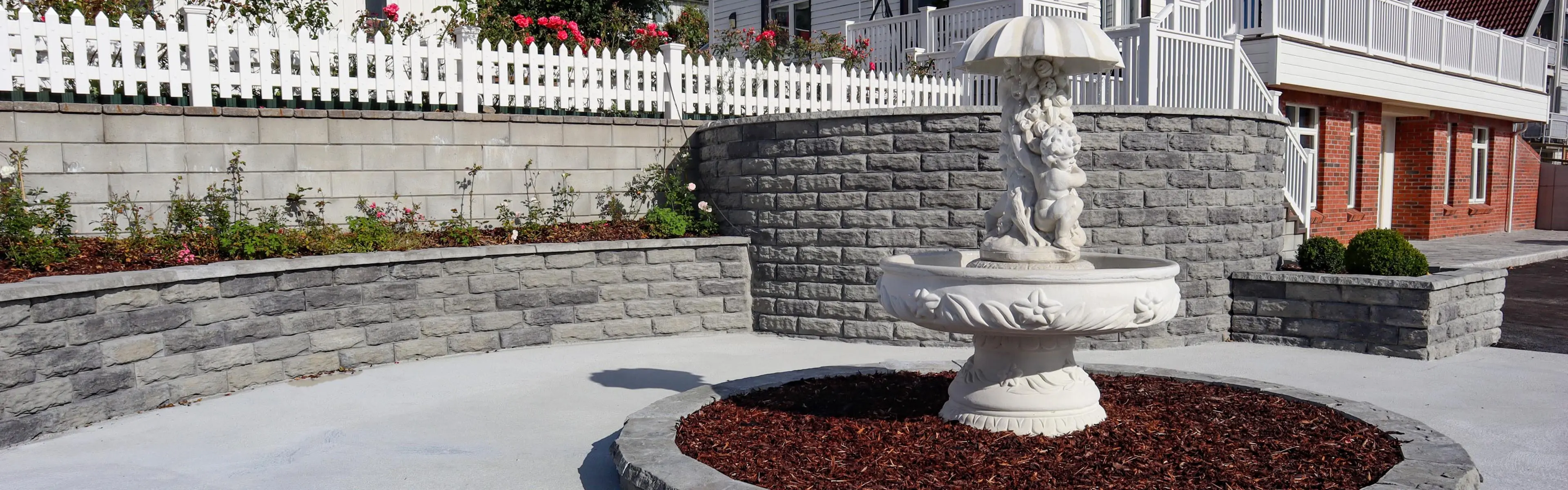 Gårdsplass med Aas Betong belegningsstein, betongtrapp og støttemur.