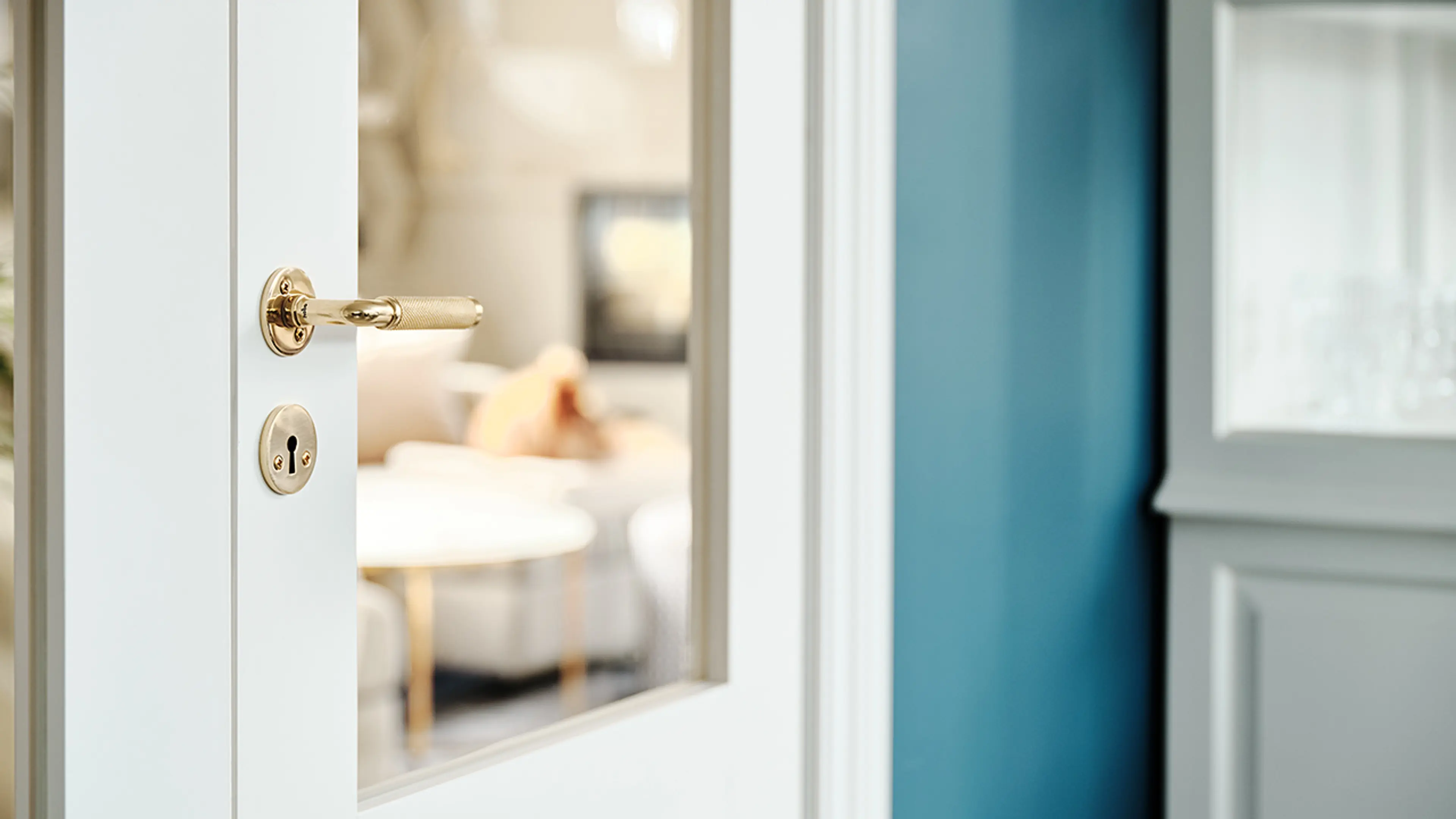 Innerdør med glass åpner opp mot stuen.