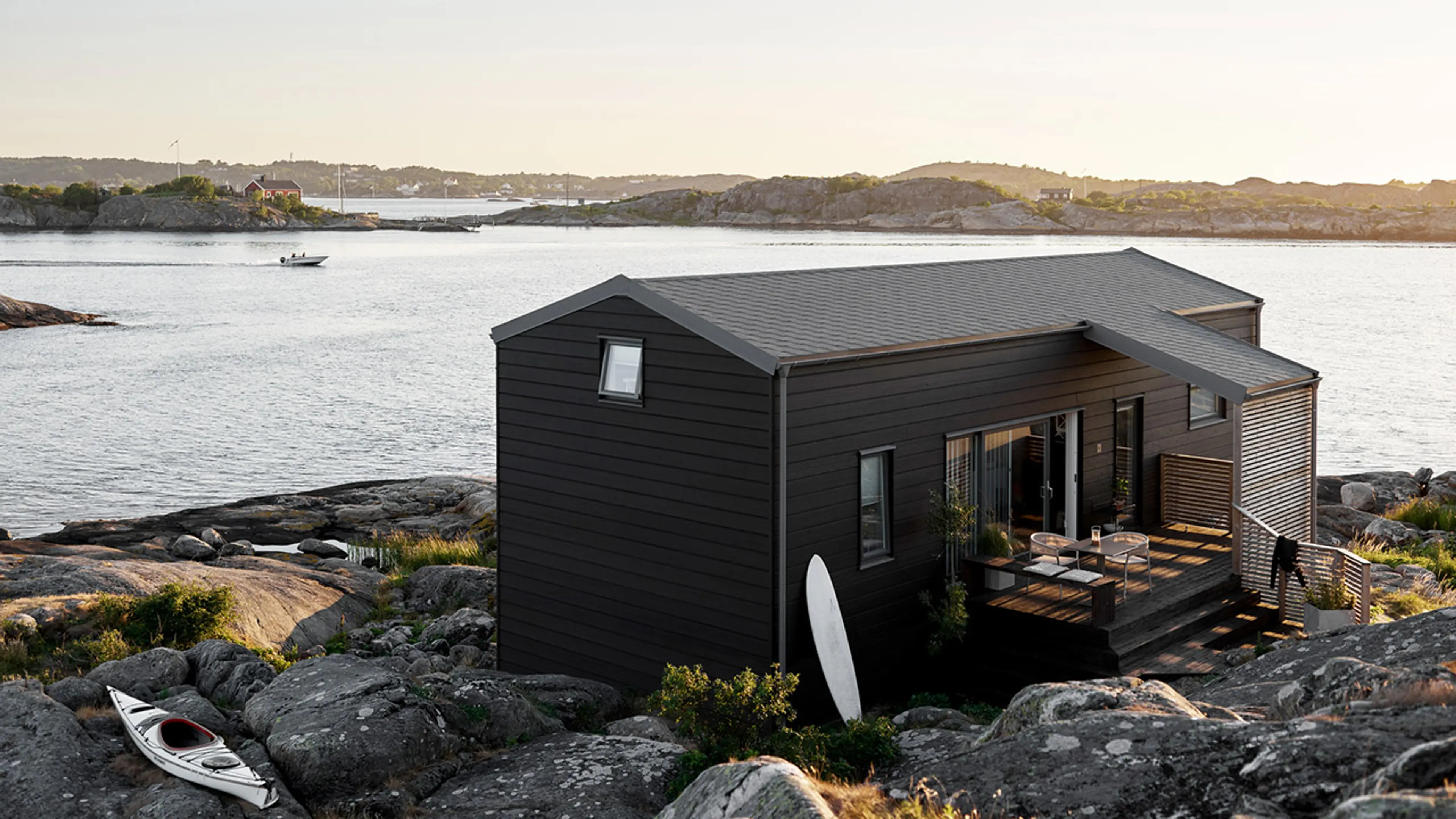 Hus ved vannet malt i JOTUN 9938 Dempet sort og TREBITT Terrassebeis 90002 Gråsvart.