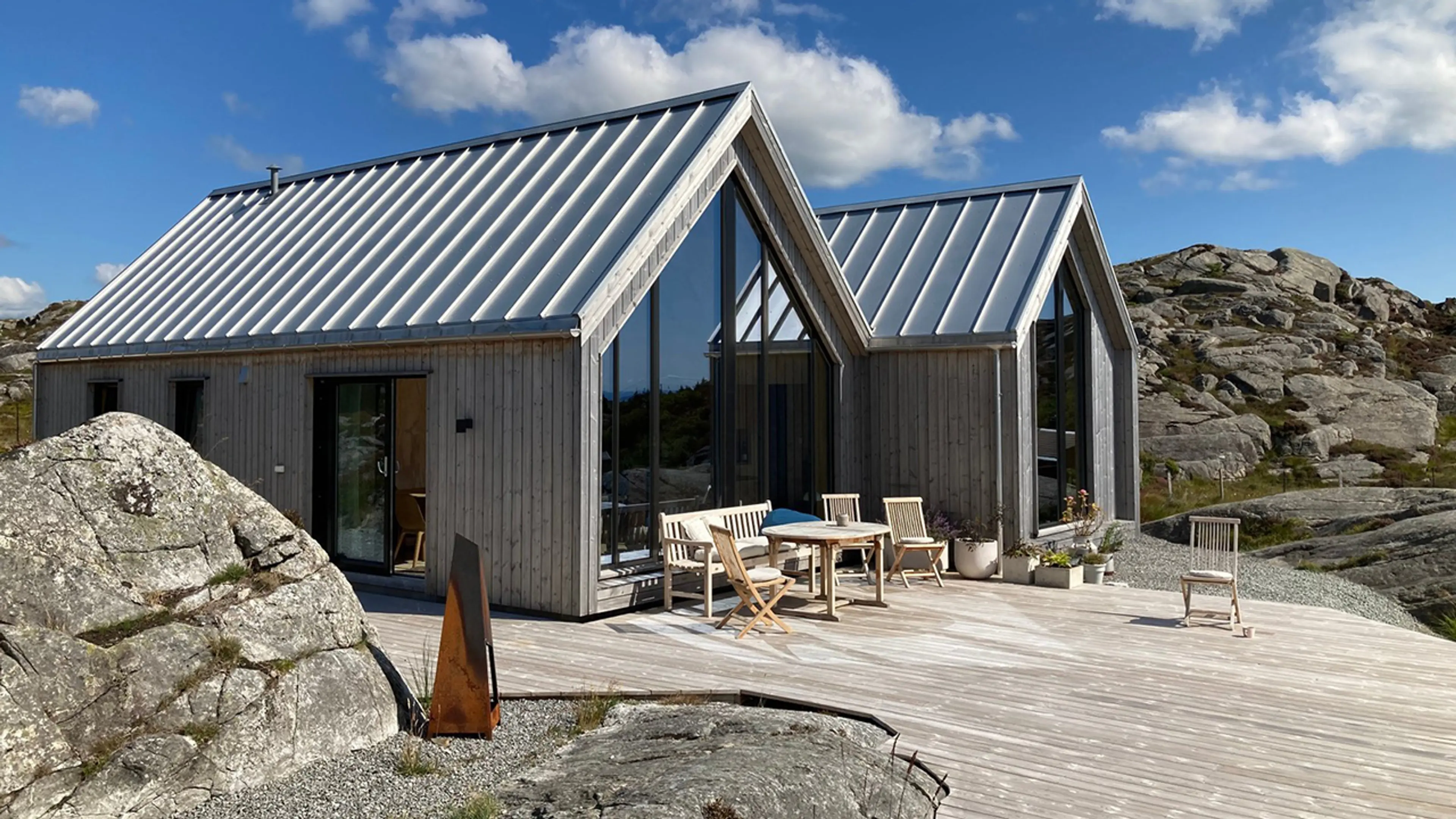 Utvendig foto av hytte ved sjøen med NorDan-vindu