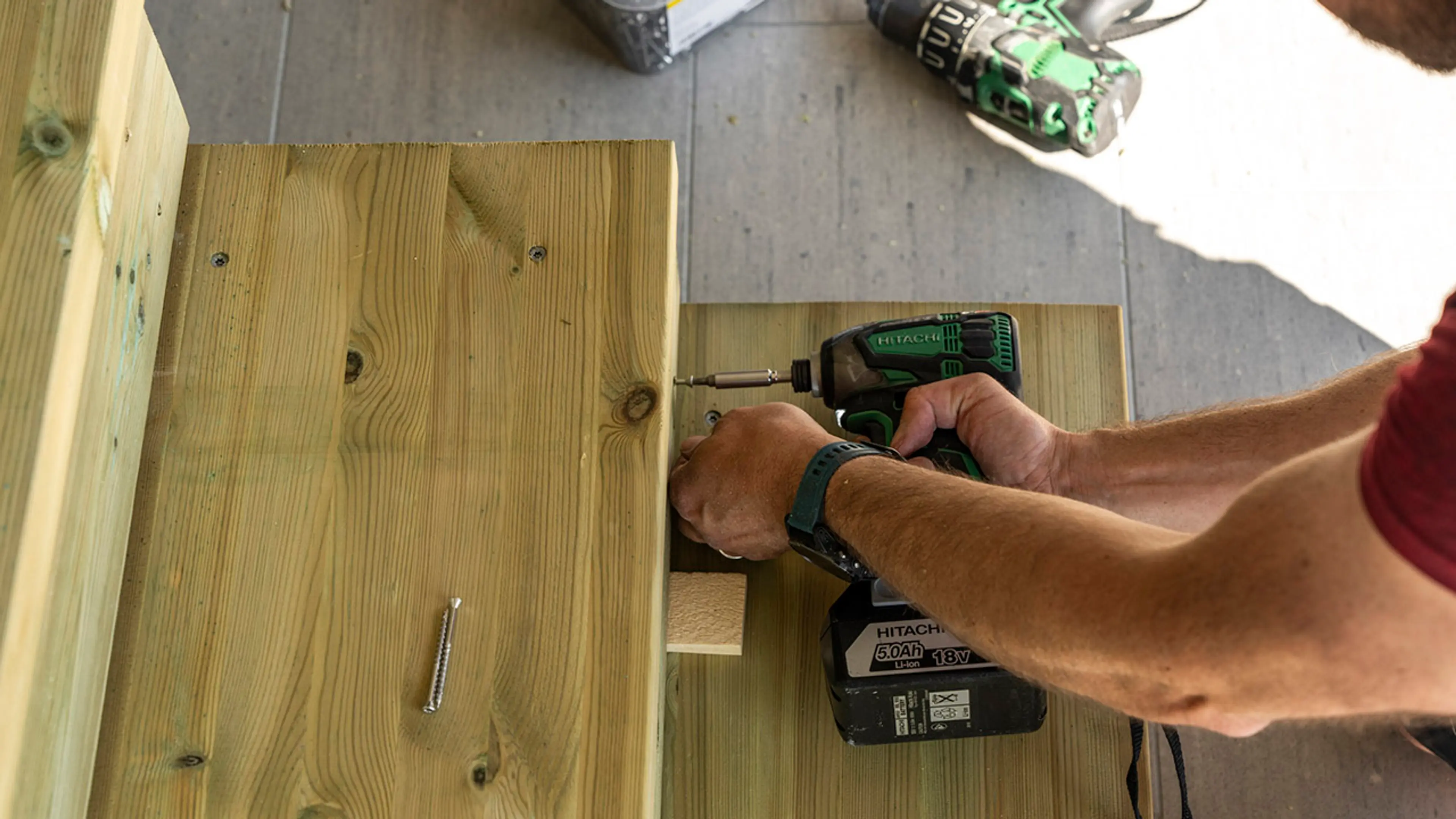 Person som bygger trapp.