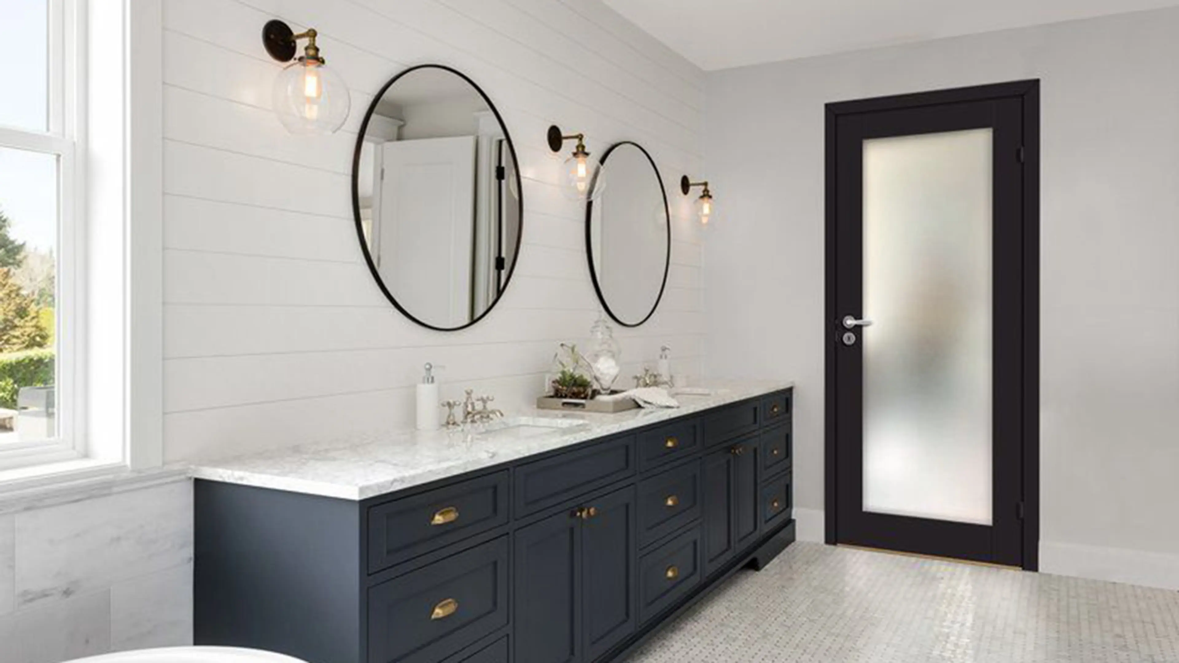 Sort innerdører med frostet glass på baderom.