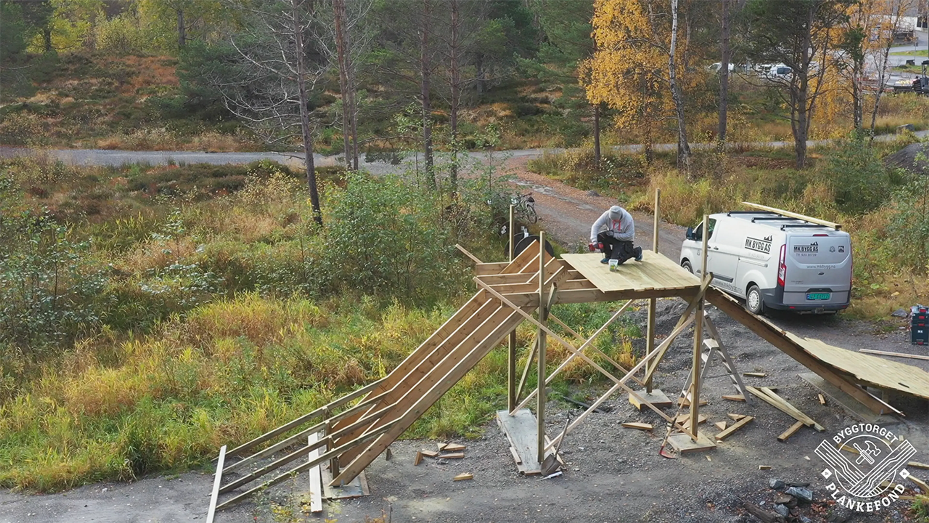 Bilde av tømrer fra Byggtorget som bygger terrengsykkelpark på Blindheim i Ålesund.
