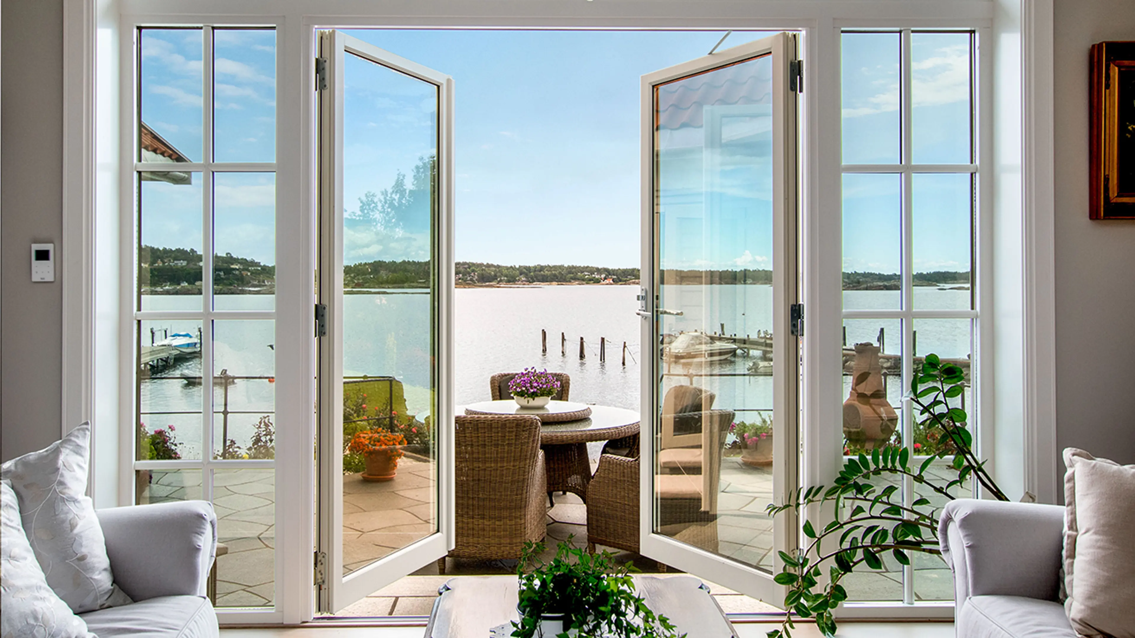 Dobbel verandadør i helglass og sidefelt med sprosser.