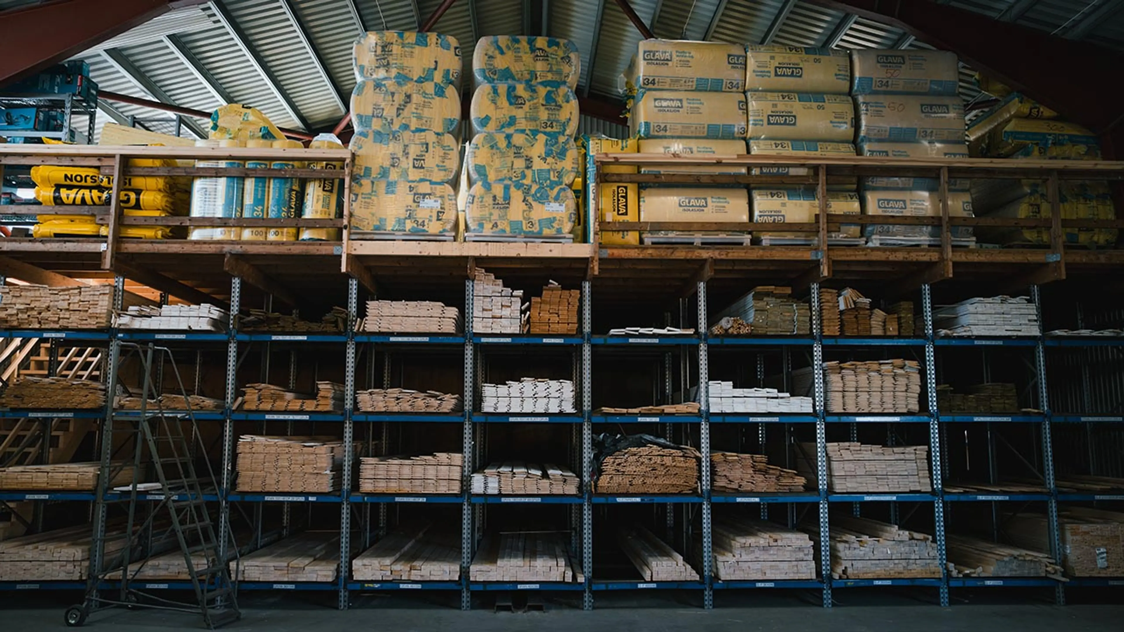 Hyller i byggevarehus med kledning.