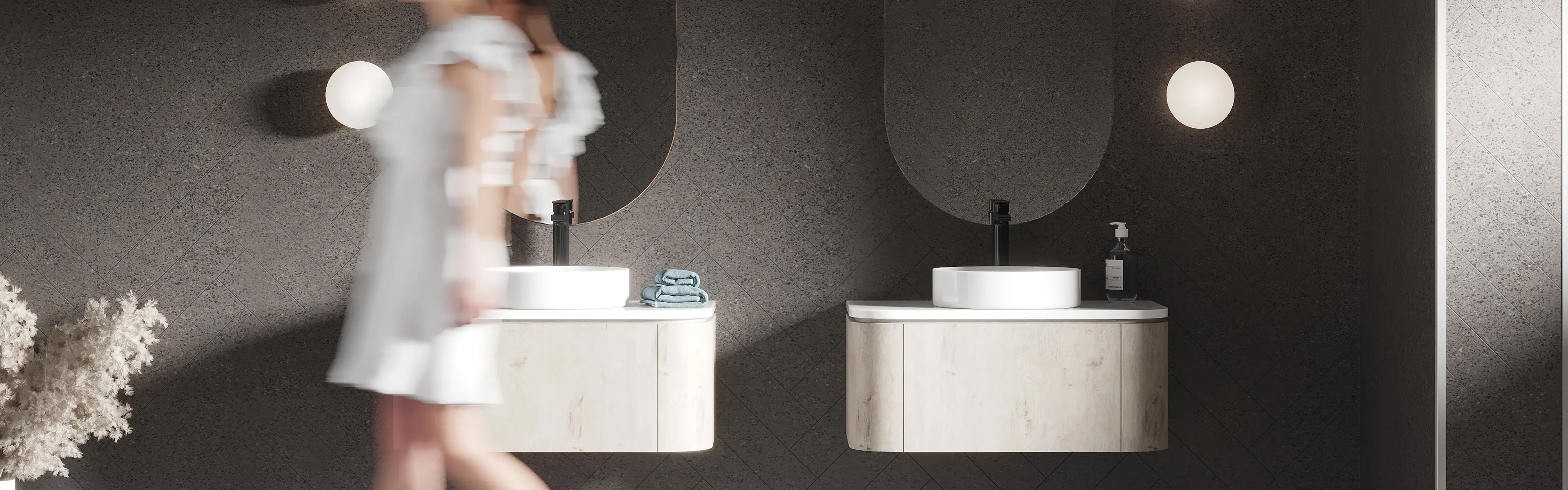 Mørkt baderom med to lyse servantskap og sorte detaljer.