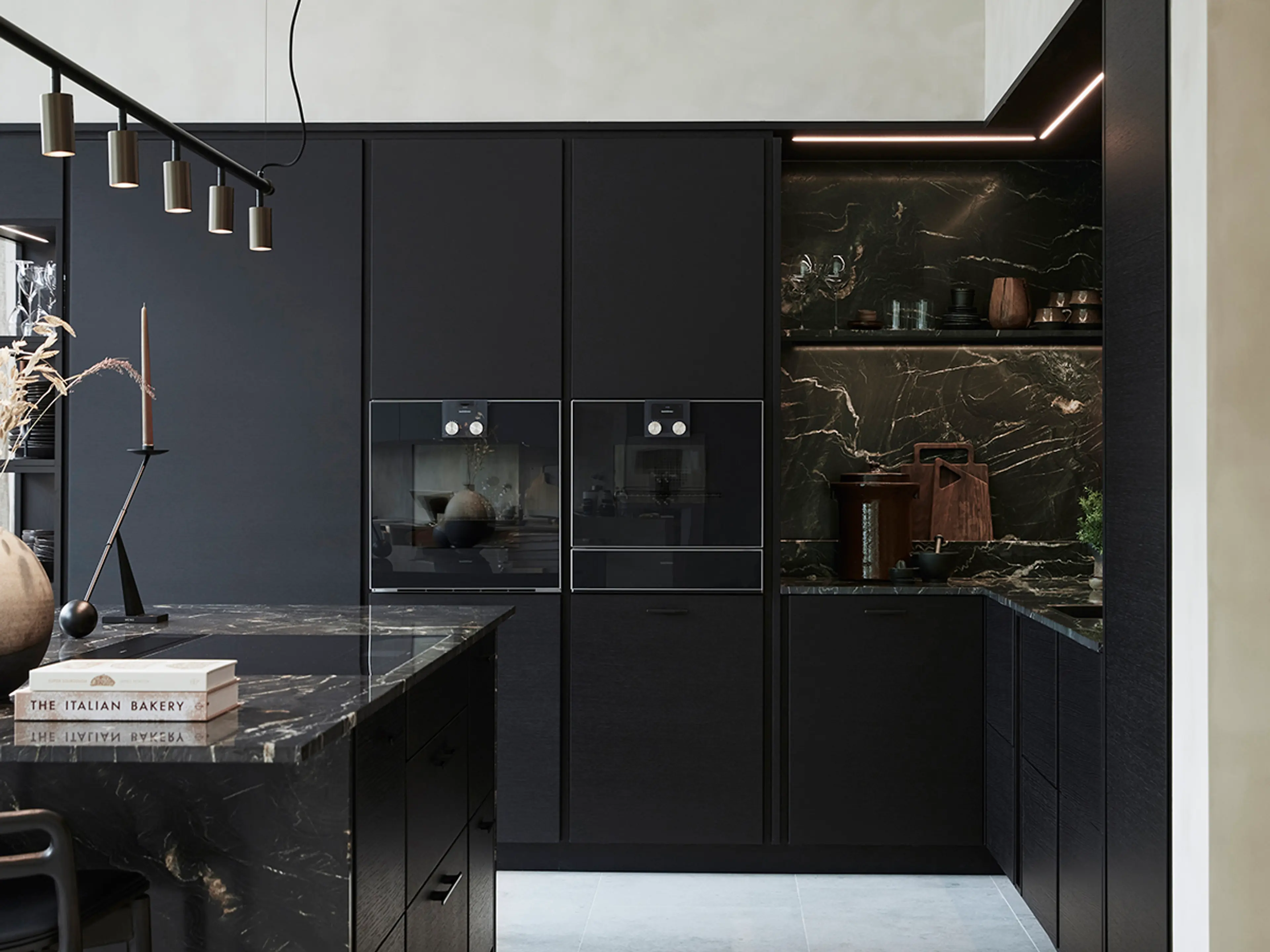 moderne kjøkken i mørk grå med sort marmor benkeplate