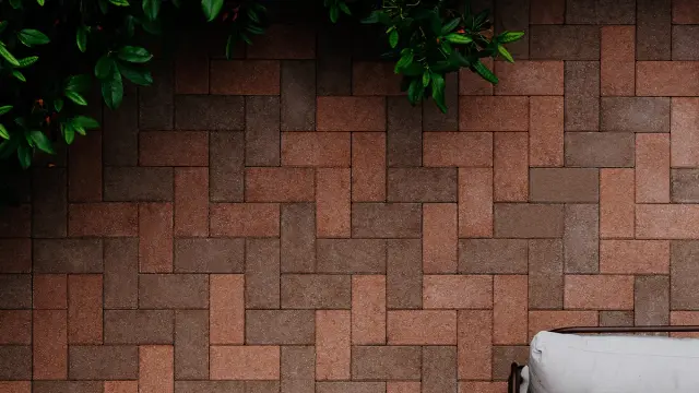 Rød og brun belegningsstein lagt i mønster.