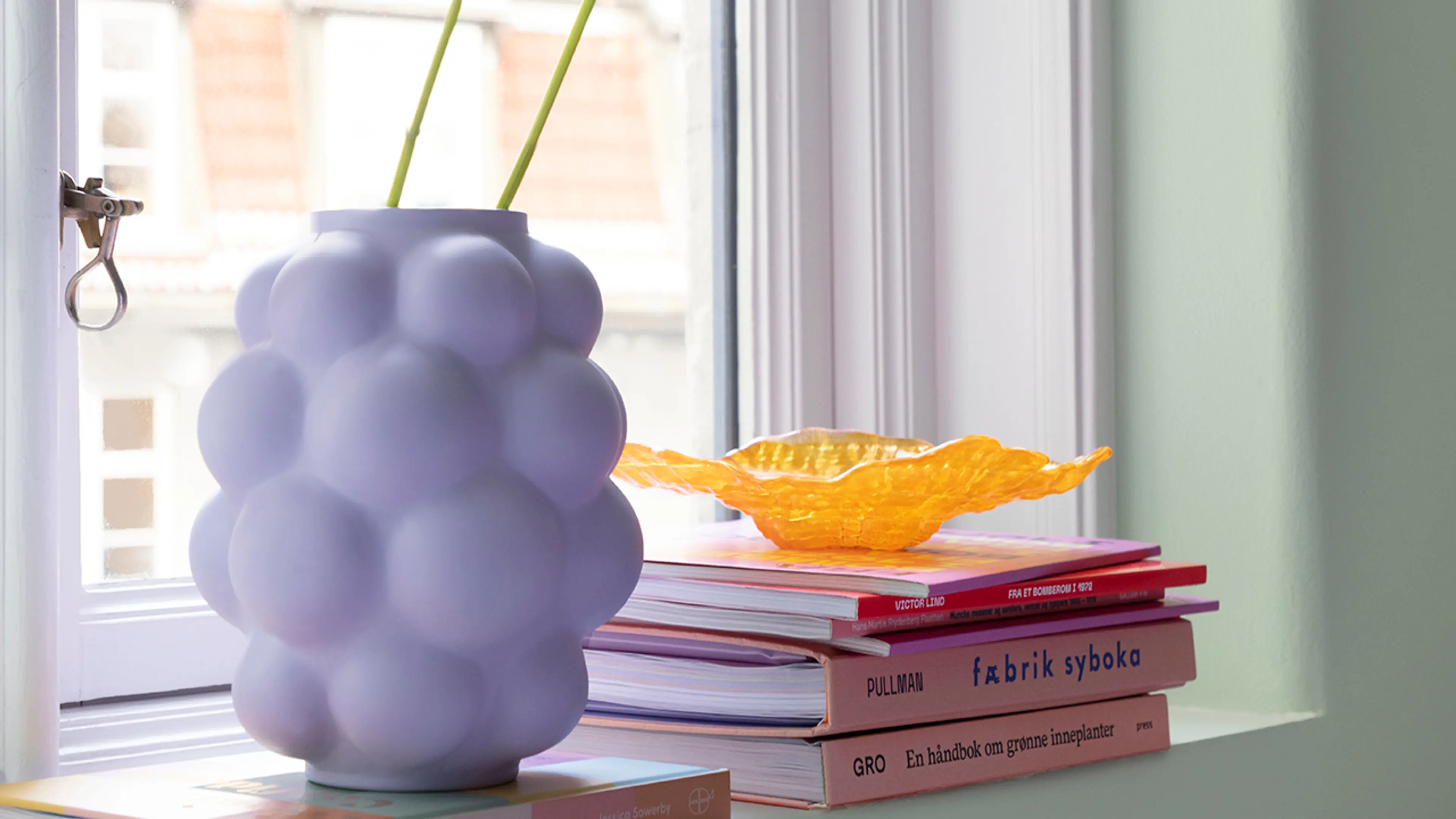 Vase i vinduskarm malt med 5631 Fiol lillafarge fra Quick Bengalack.