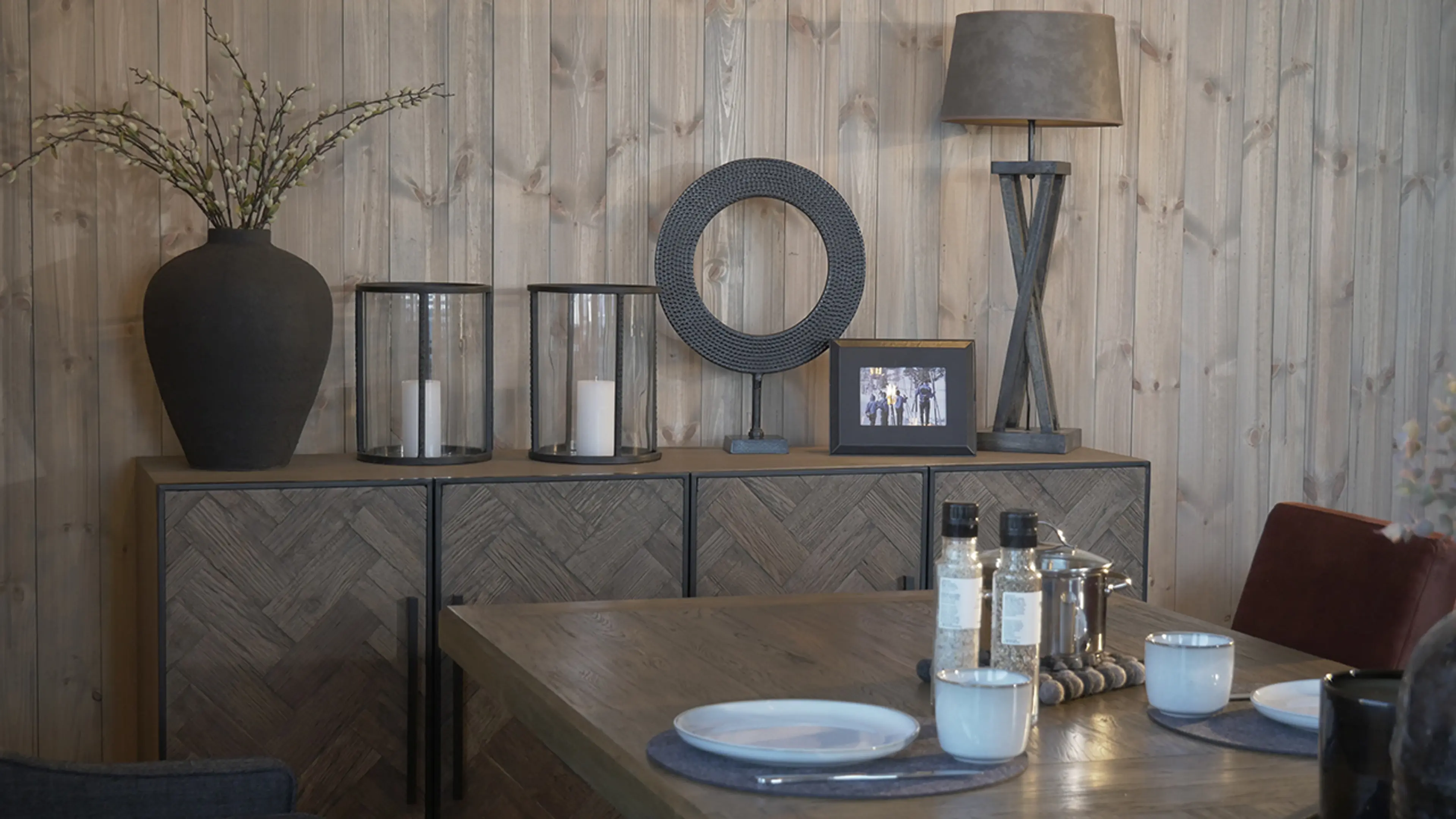 spisestue med beiset panel i fargen gråbeige