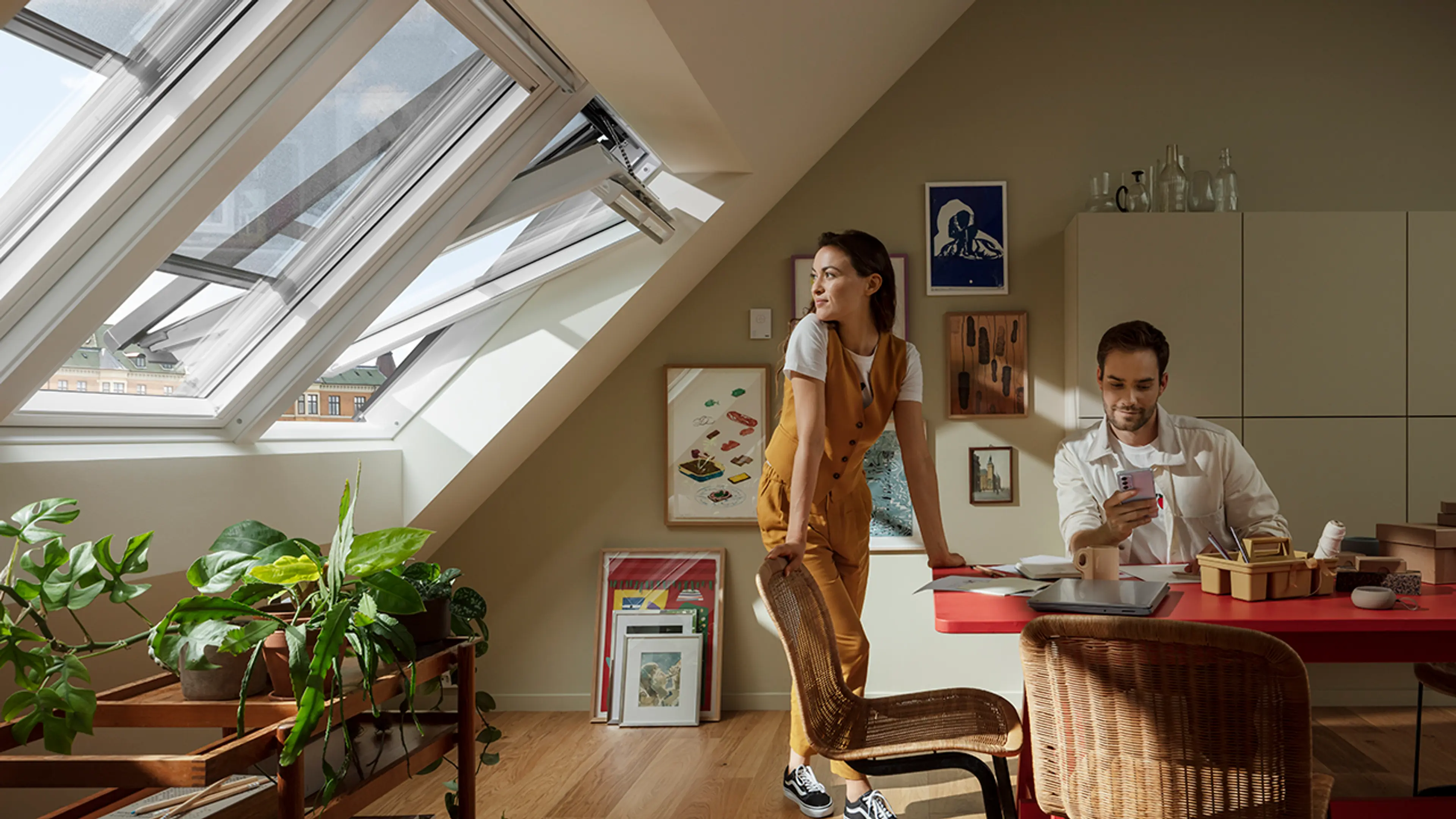 To personer ved spisebord i leilighet med screens for innsynsskjerming vindu.