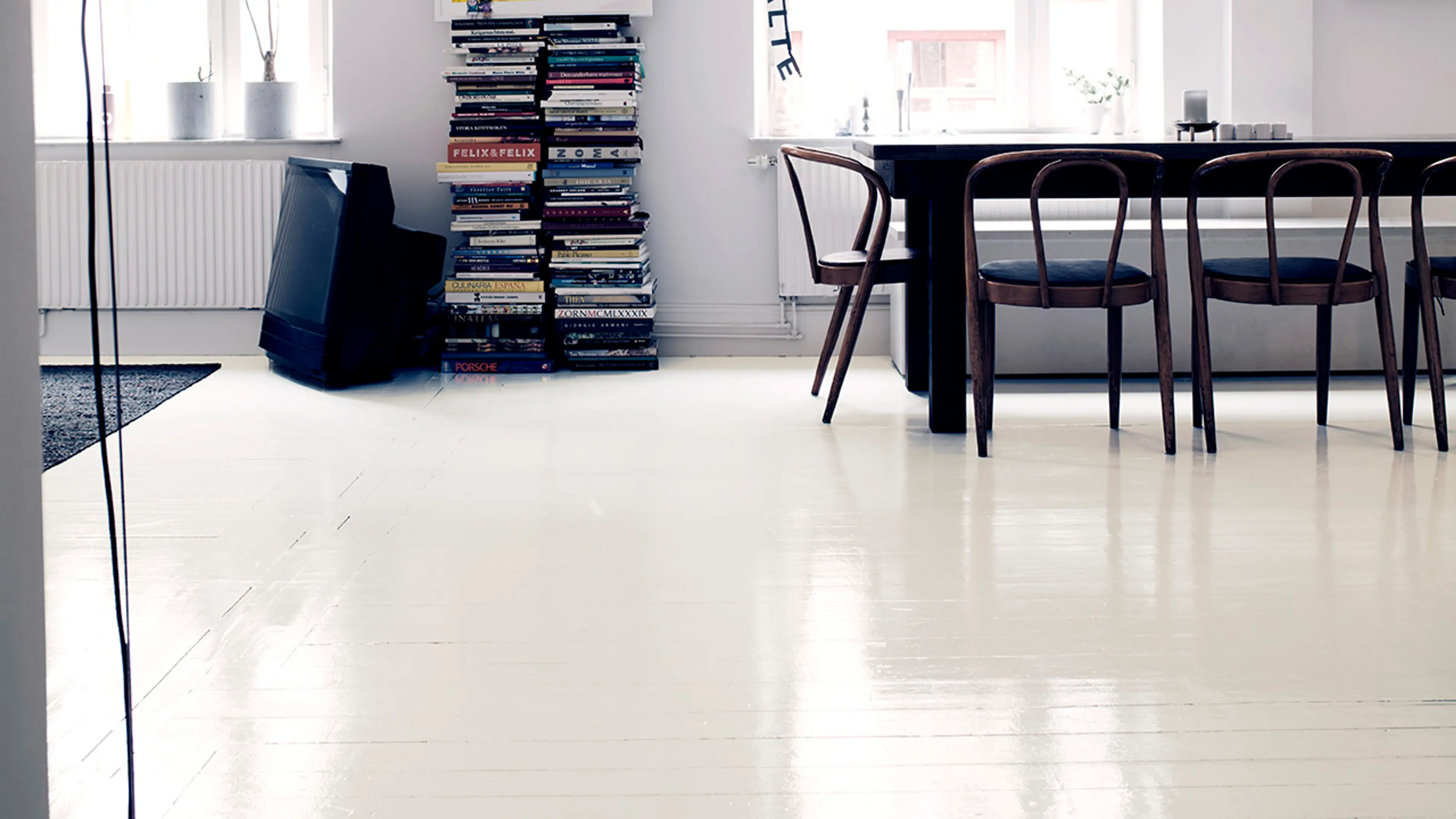 Åpen stue-kjøkkenløsning hvor gulvet er malt med gulvmaling.