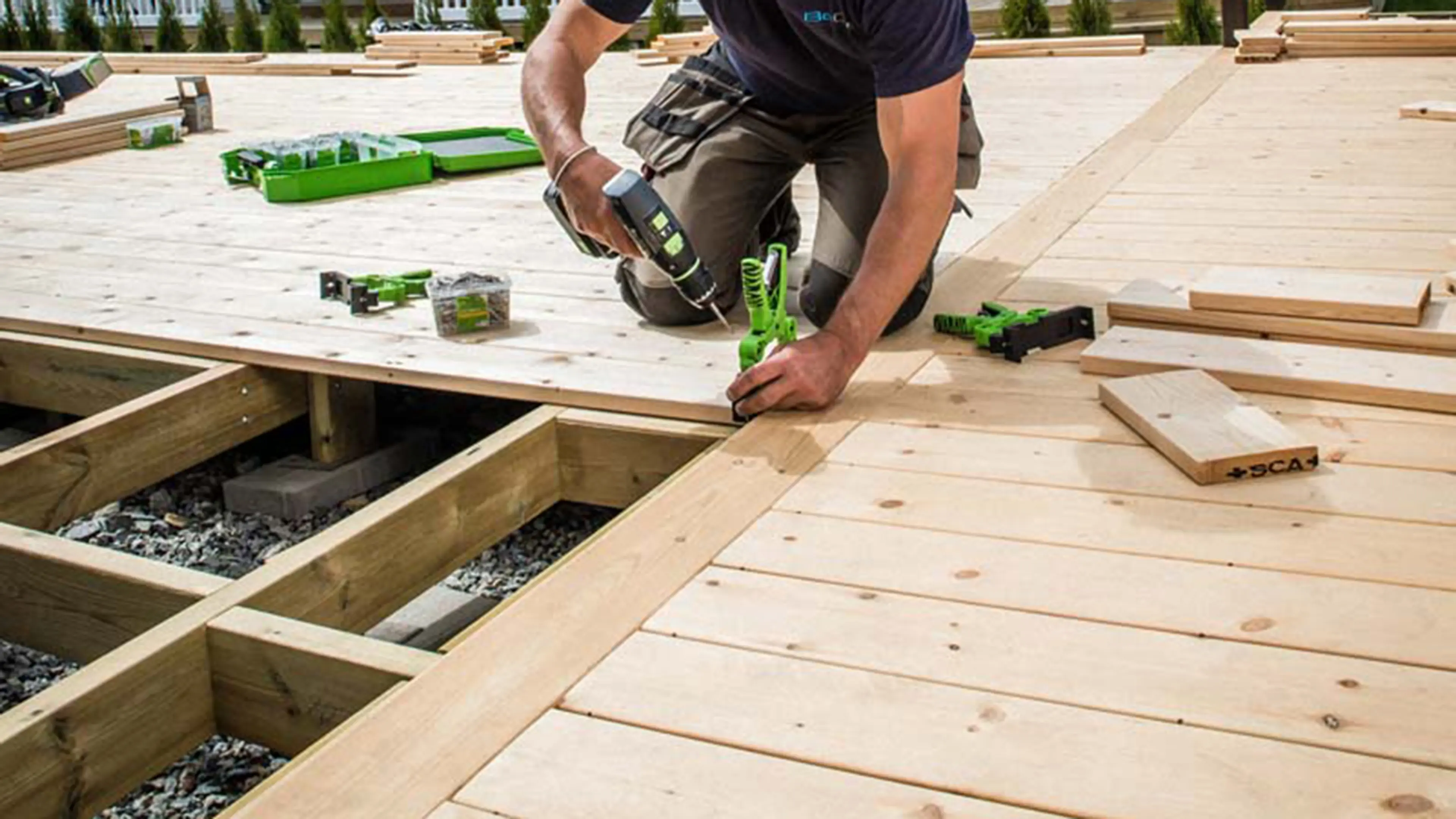 Håndverker som snekrer terrasse.