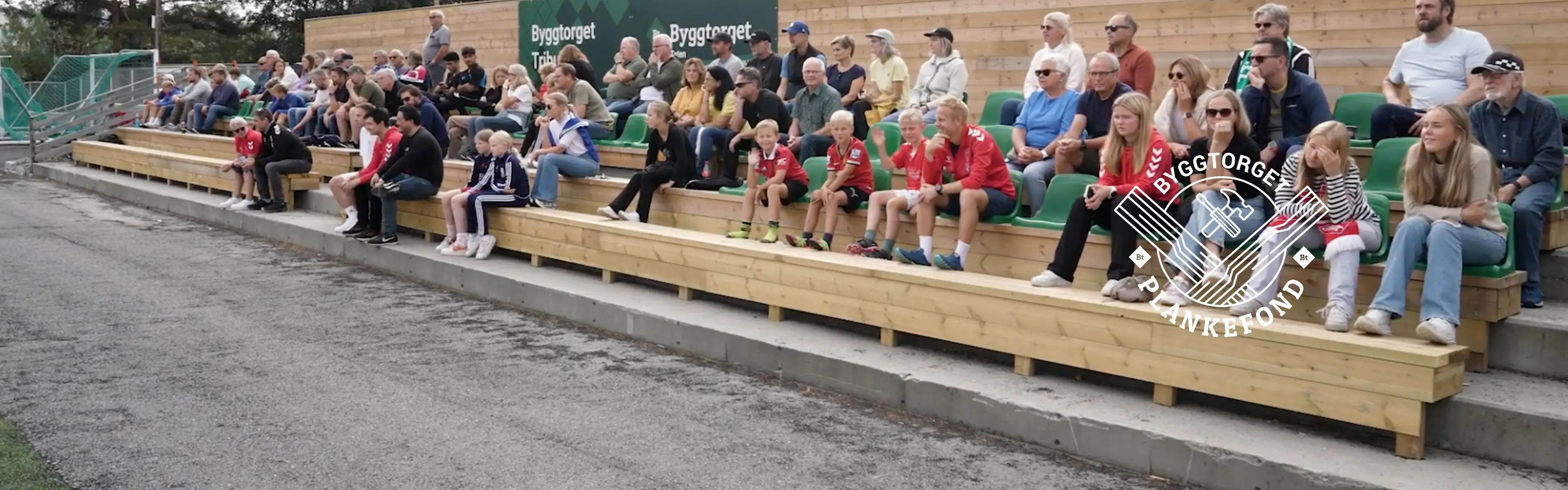 Foreldre og utøvere ved FK Toten er samlet på den nye tribunen fra Byggtorget på Østre Toten Idrettspark