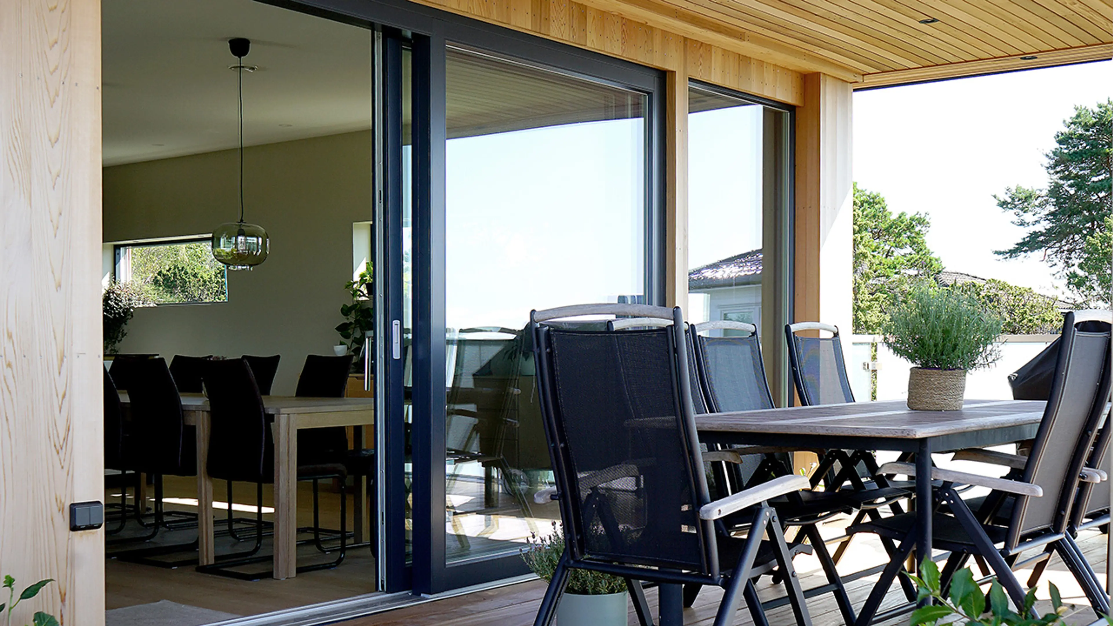 Moderne verandadør med skyvedør i sort aluminium.
