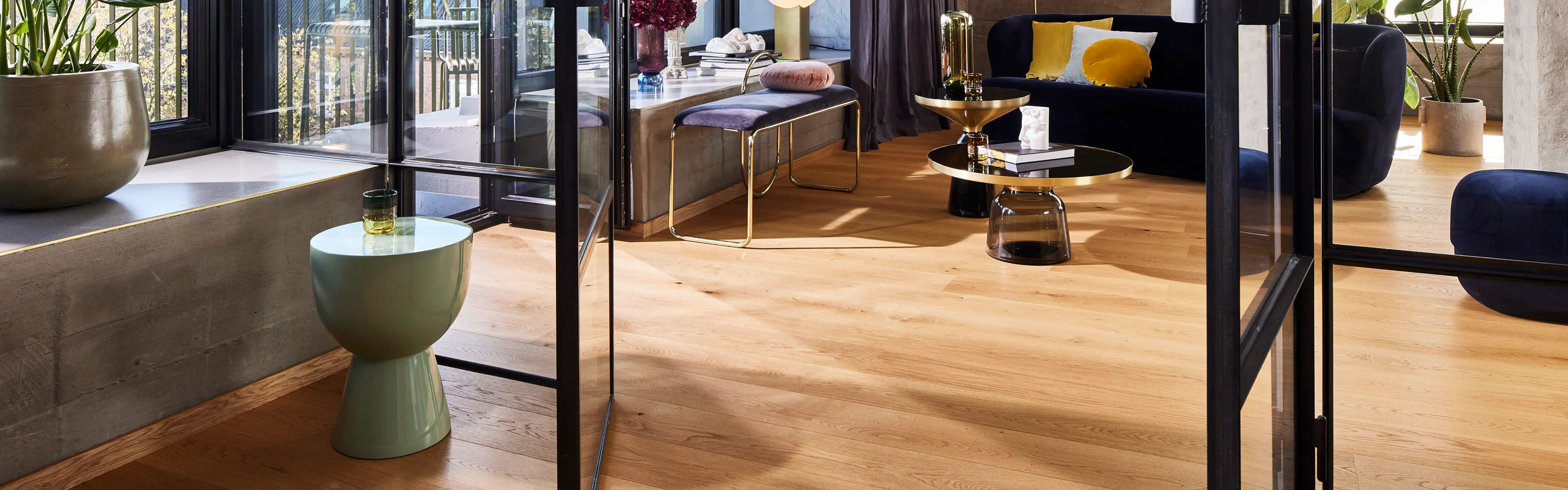 1-stavparkett i eik i stue med fargerike møbler.