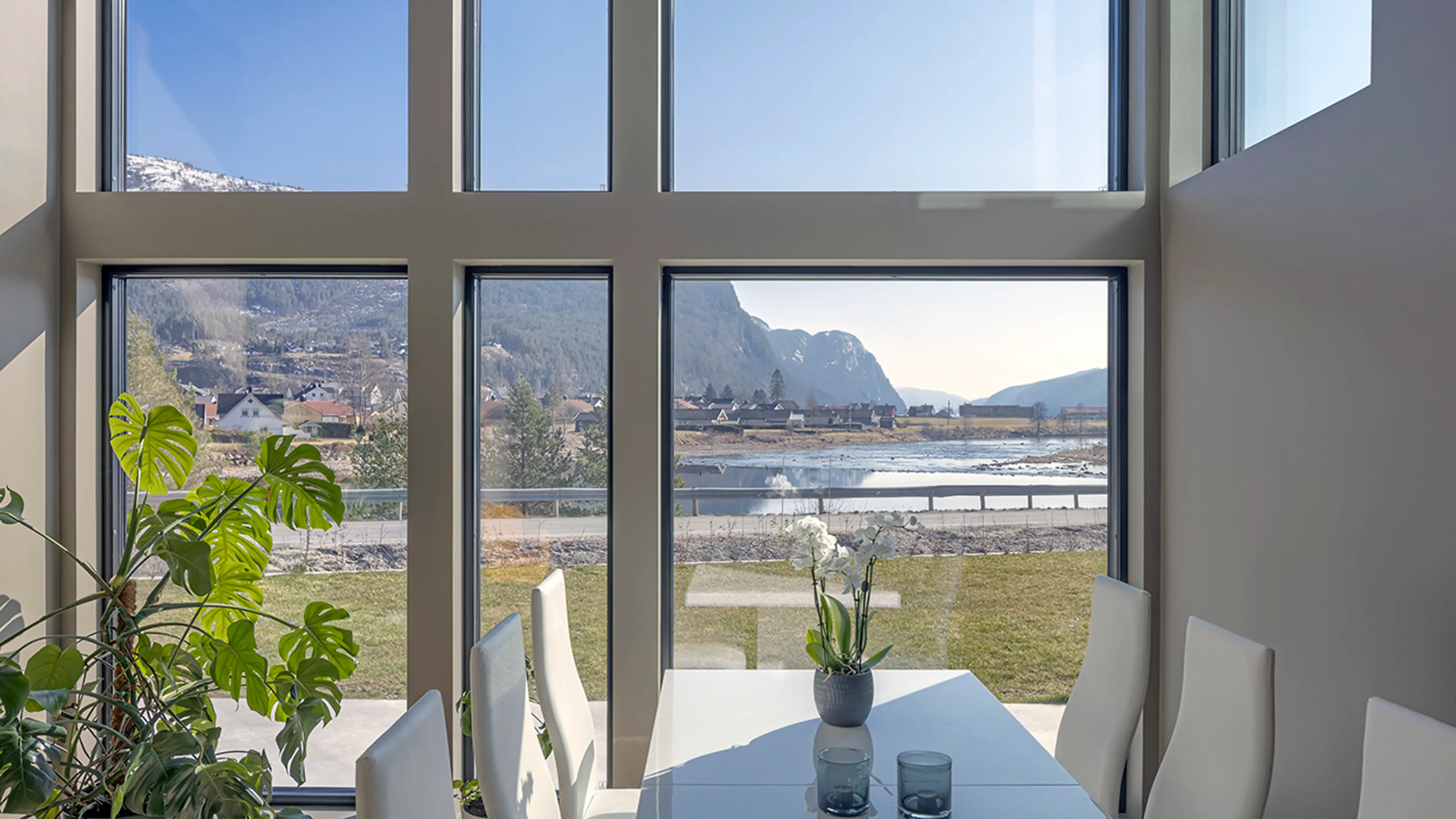 Bolig med store vinduer med soldempende glass for innvendig solskjerming.