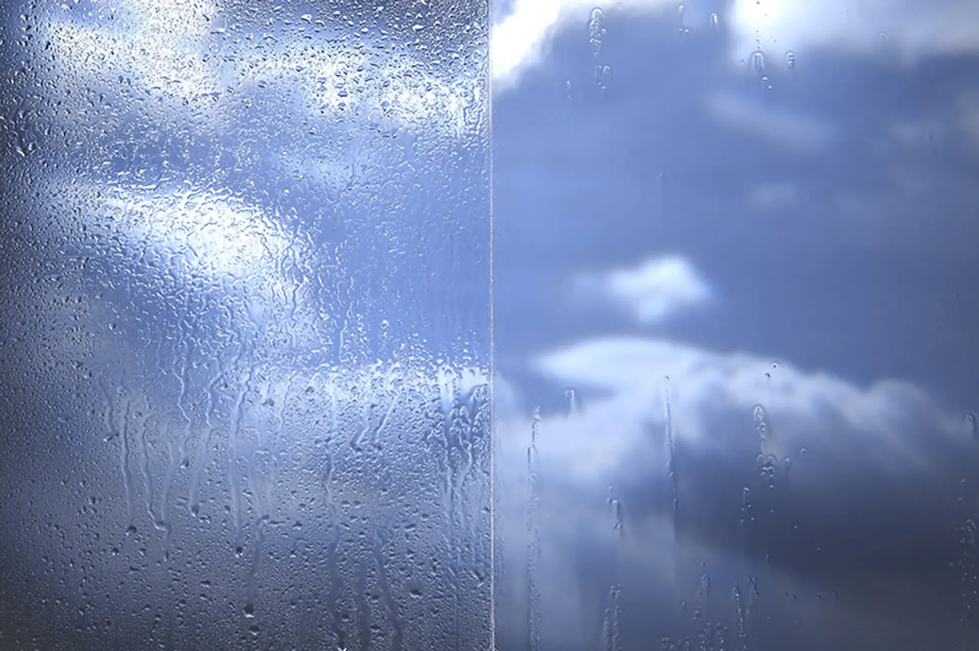 vindusglass med mye vann ved siden av selvrensende vindusglass ved veldig lite vann