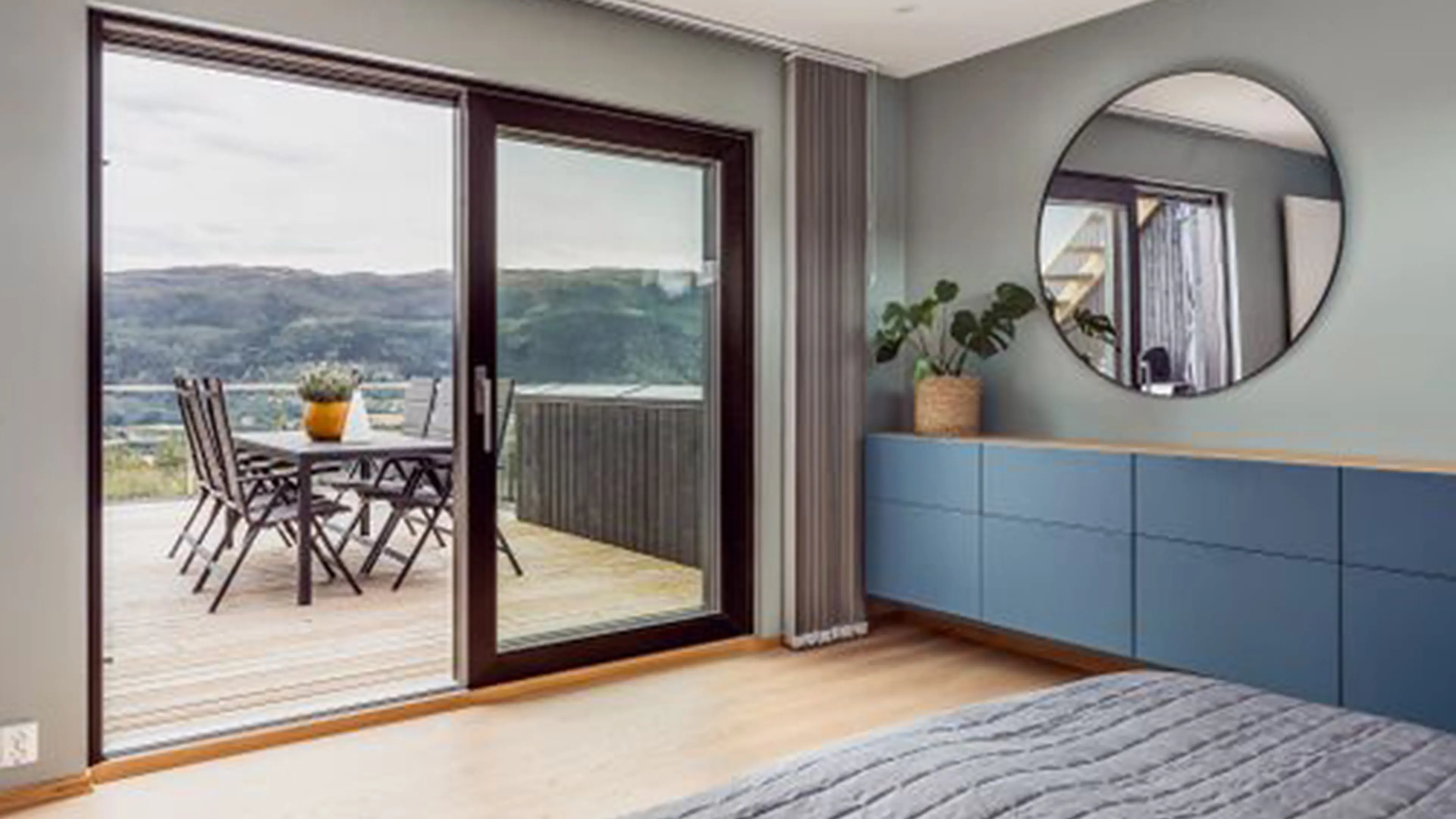 Skyvedør ut mot veranda fra soverom.