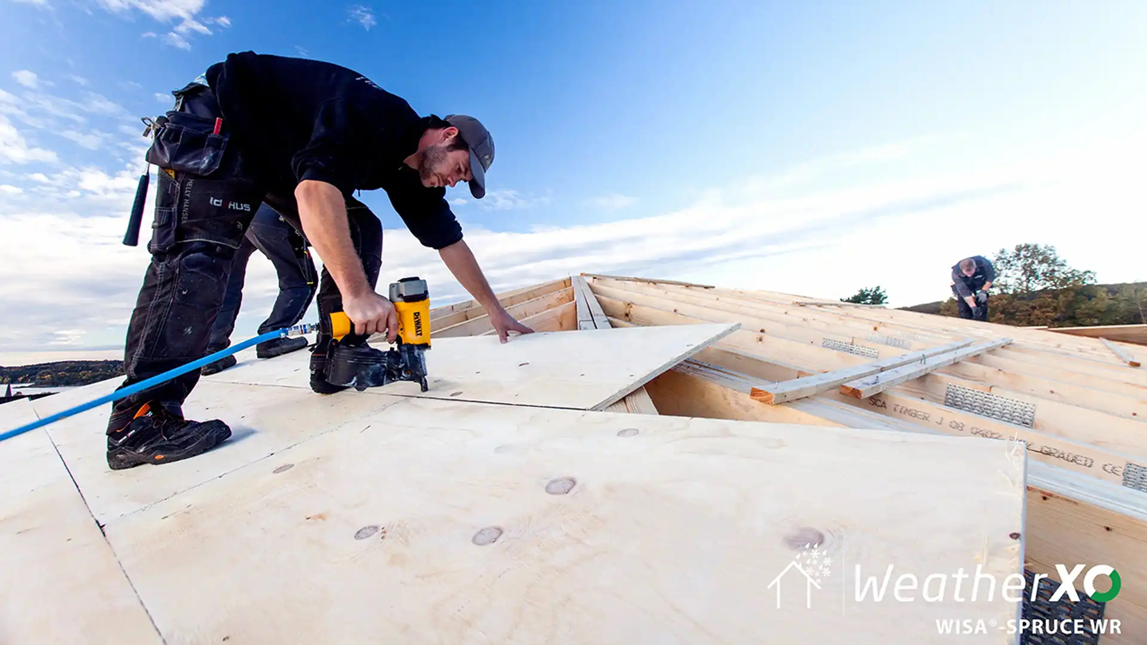 Håndverker som monterer WeatherXO på taket.