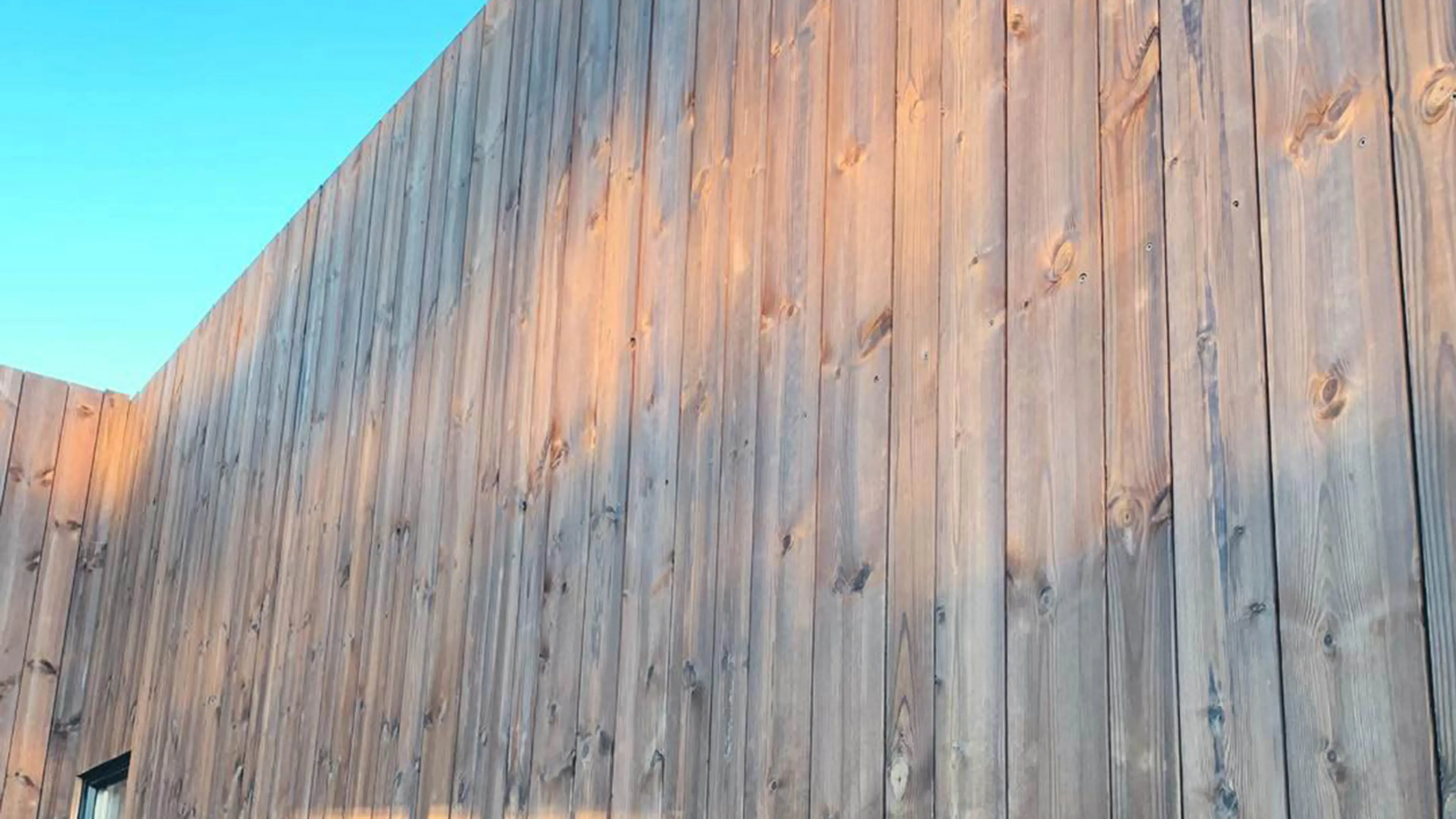 Syrefaste fasadeskruer uten blinkende finish på kledning.