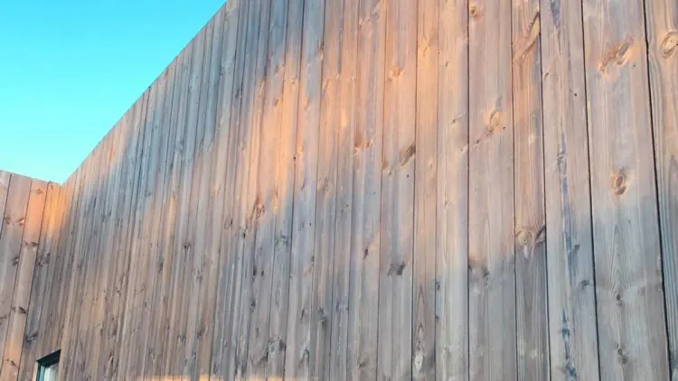 Syrefaste fasadeskruer uten blinkende finish på utvendig vegg.