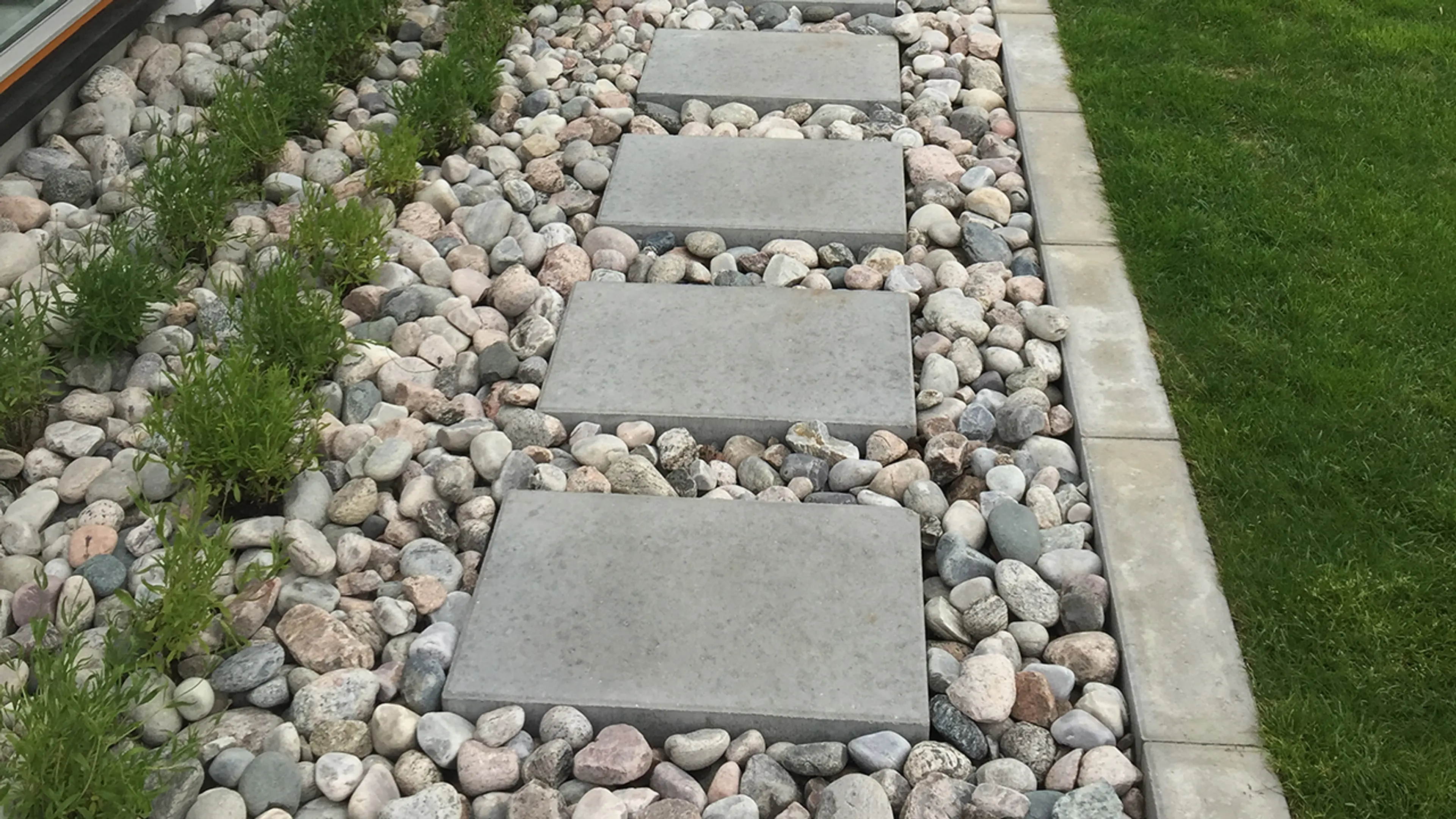 Multiblokker heller lagt med store mellomrom med dekorstein mellom.