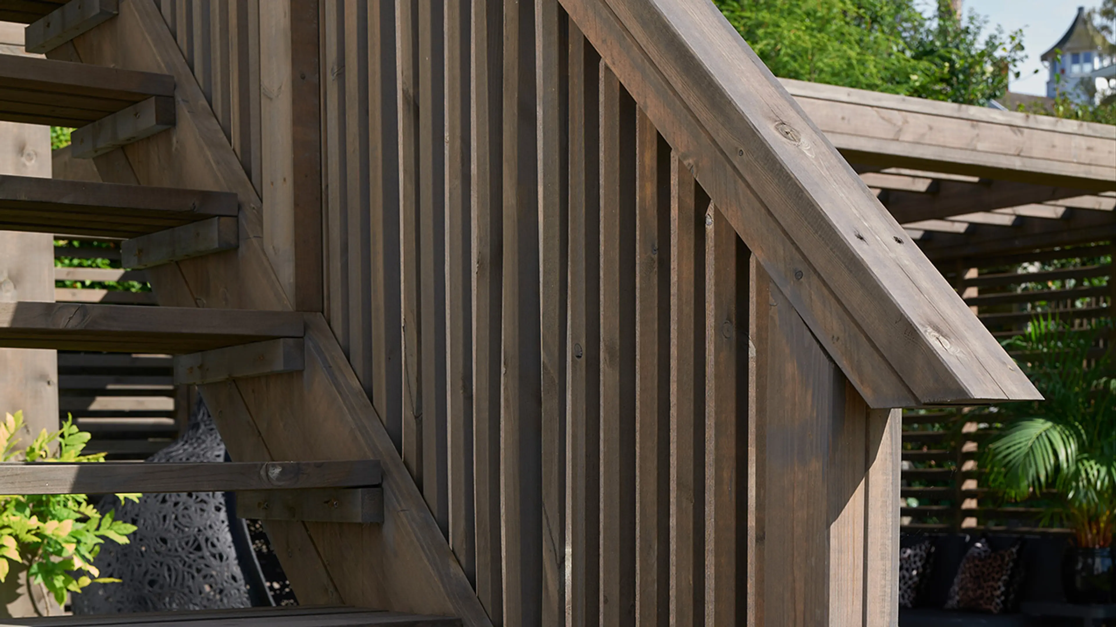 Trapp med rekkverk stående spiler.