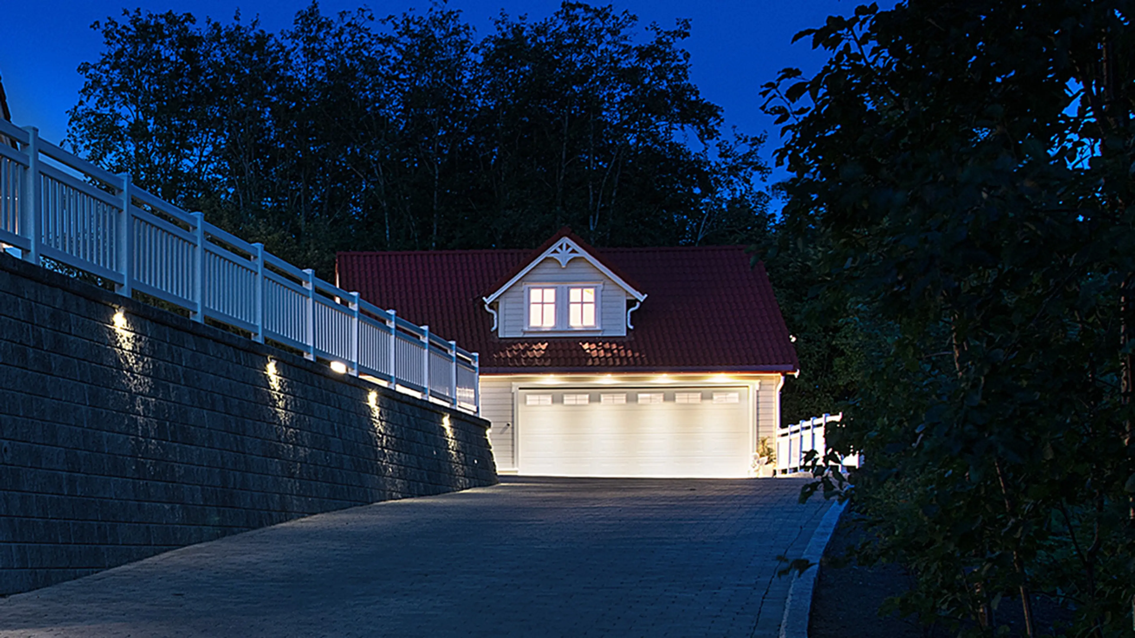 Garasje som er lyst opp med belysning til garasje.