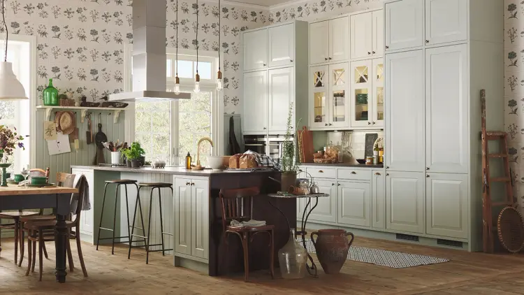 Landlig kjøkken med kjøkkenøy og vitrinefronter på overskap.