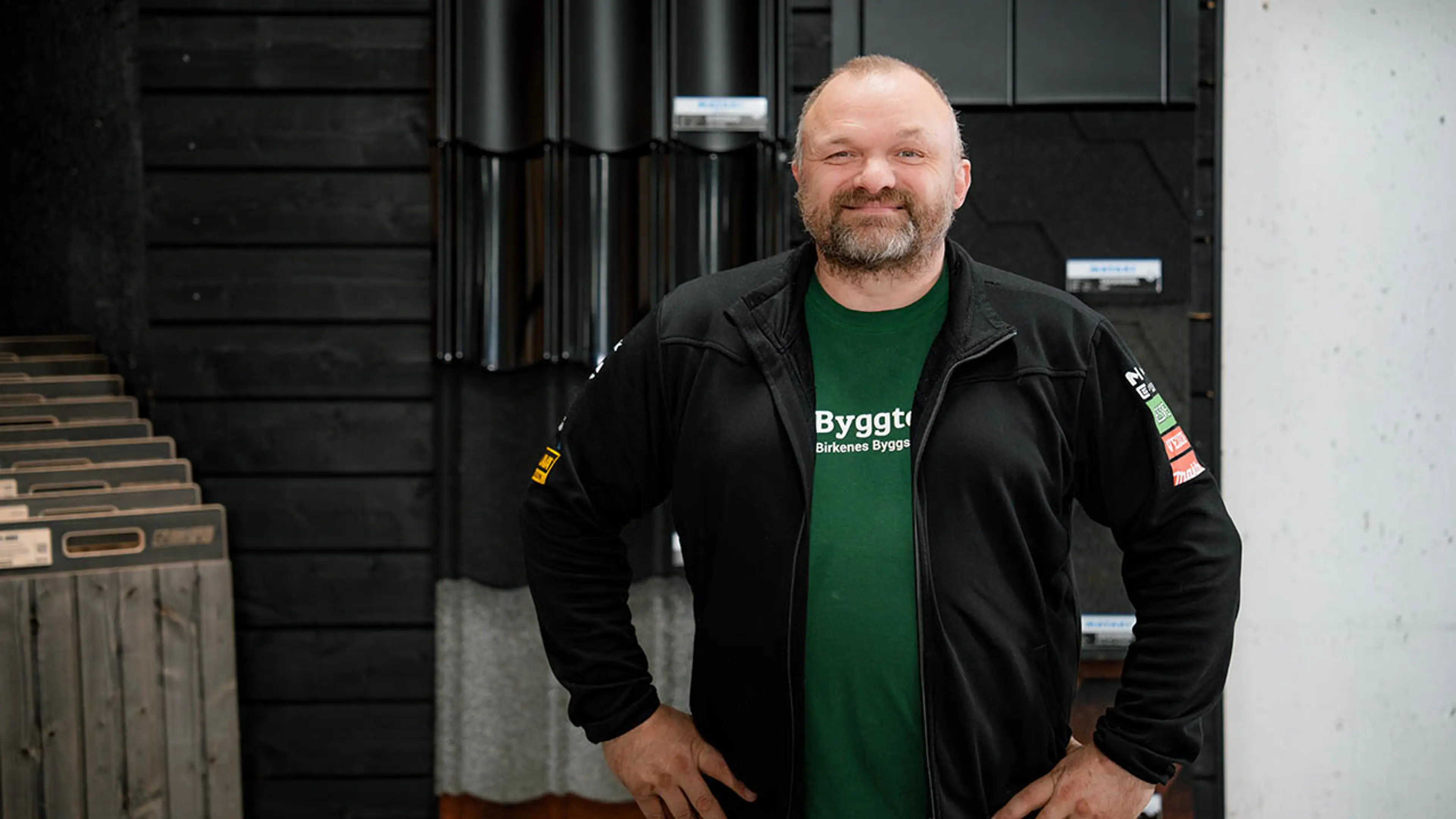 Byggtorget-ansatt i byggevarehus ved takutstilling.