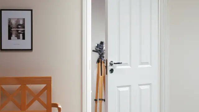 Støyreduserende innerdør i hvit.